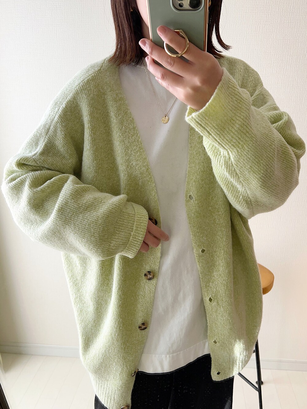 グリーン系のカーディガン/ボレロ、ブラック系のその他パンツ、ホワイト系のトートバッグを着用したレディースの冬コーディネートの2枚目の写真