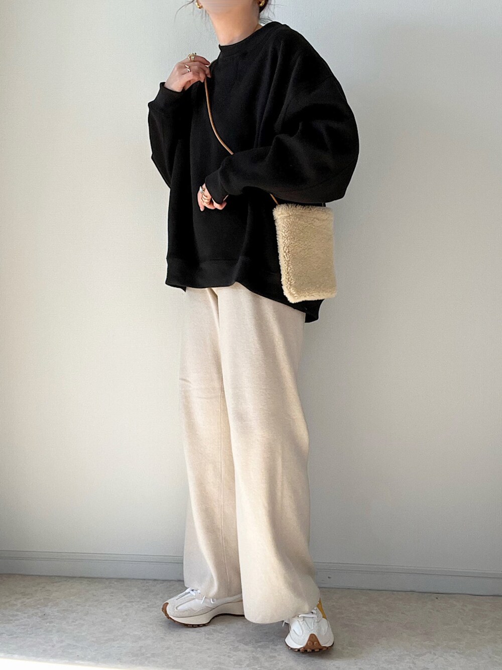 ブラック系のスウェット、その他のパンツ、グレー系のスニーカーを着用したレディースの冬コーディネートの2枚目の写真