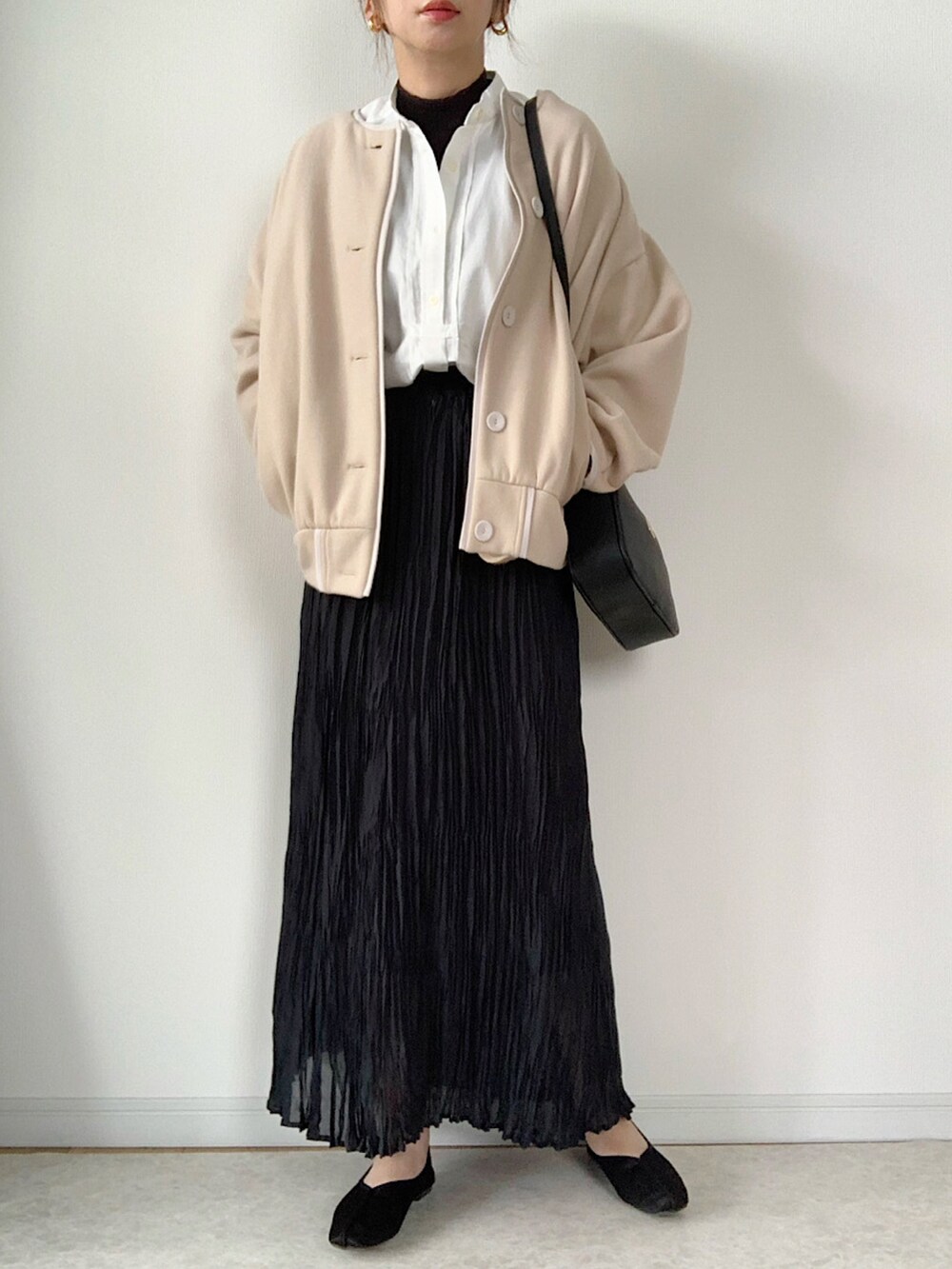 ベージュ系のカーディガン/ボレロ、ブルー系のデニムパンツ、ブラウン系のバッグを着用したレディースの秋コーディネートの4枚目の写真