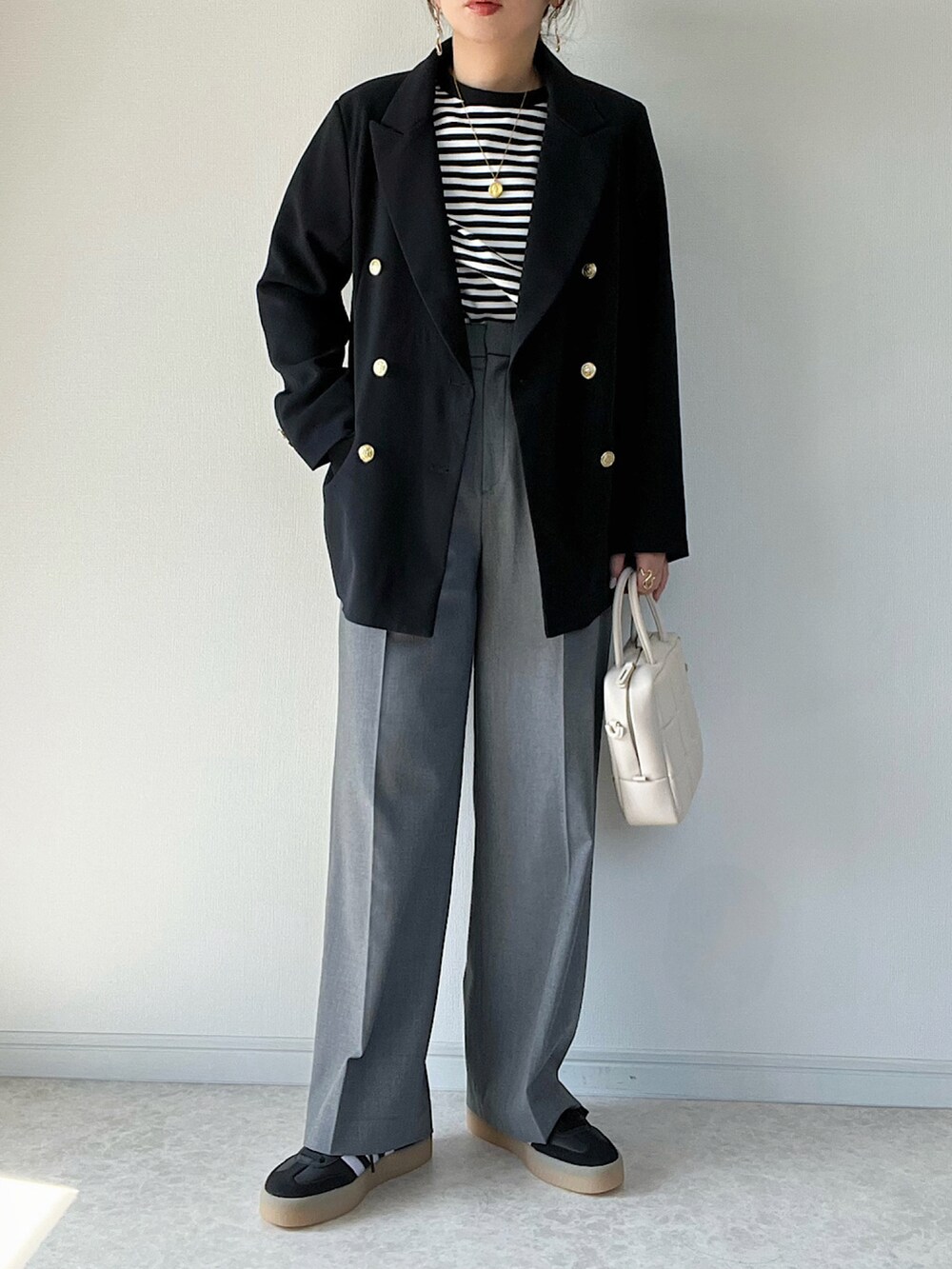 ホワイト系のTシャツ/カットソー、ブラック系のスカート、ホワイト系のスニーカーを着用したレディースの春コーディネートの4枚目の写真