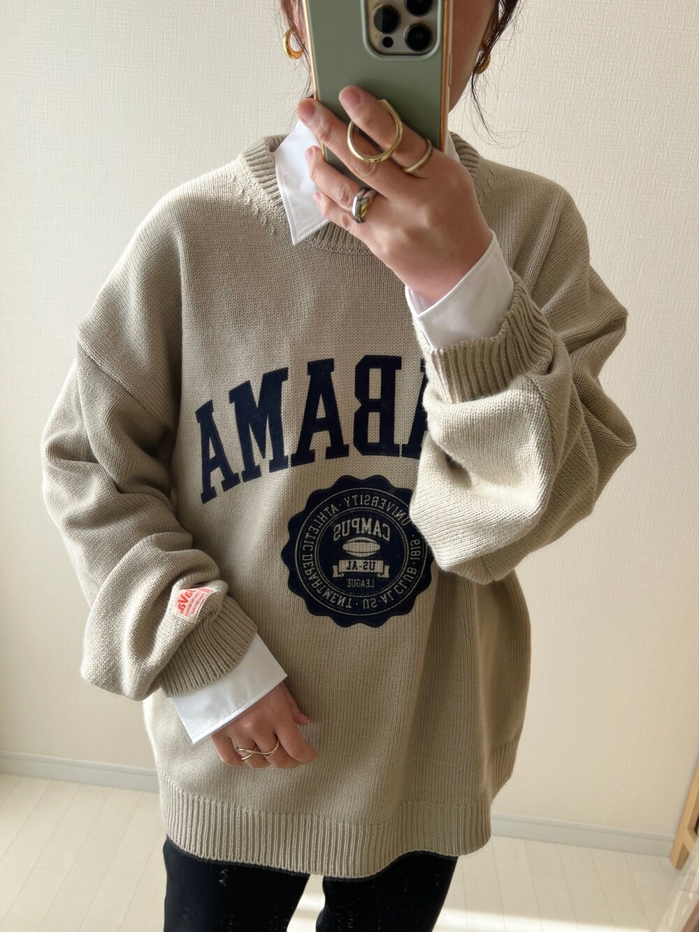 ベージュ系のニット/セーター、ブラック系のその他パンツ、ホワイト系のショルダーバッグを着用したレディースの冬コーディネートの2枚目の写真