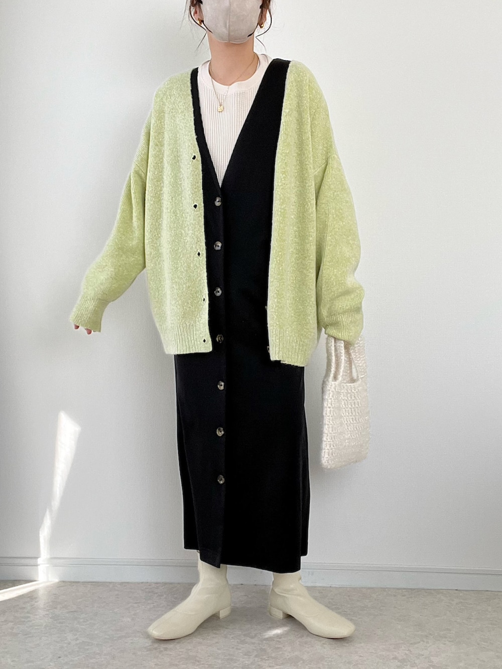 ブラウン系のTシャツ/カットソー、ブラック系のサロペット/オーバーオール、その他のトートバッグを着用したレディースの春コーディネートの2枚目の写真