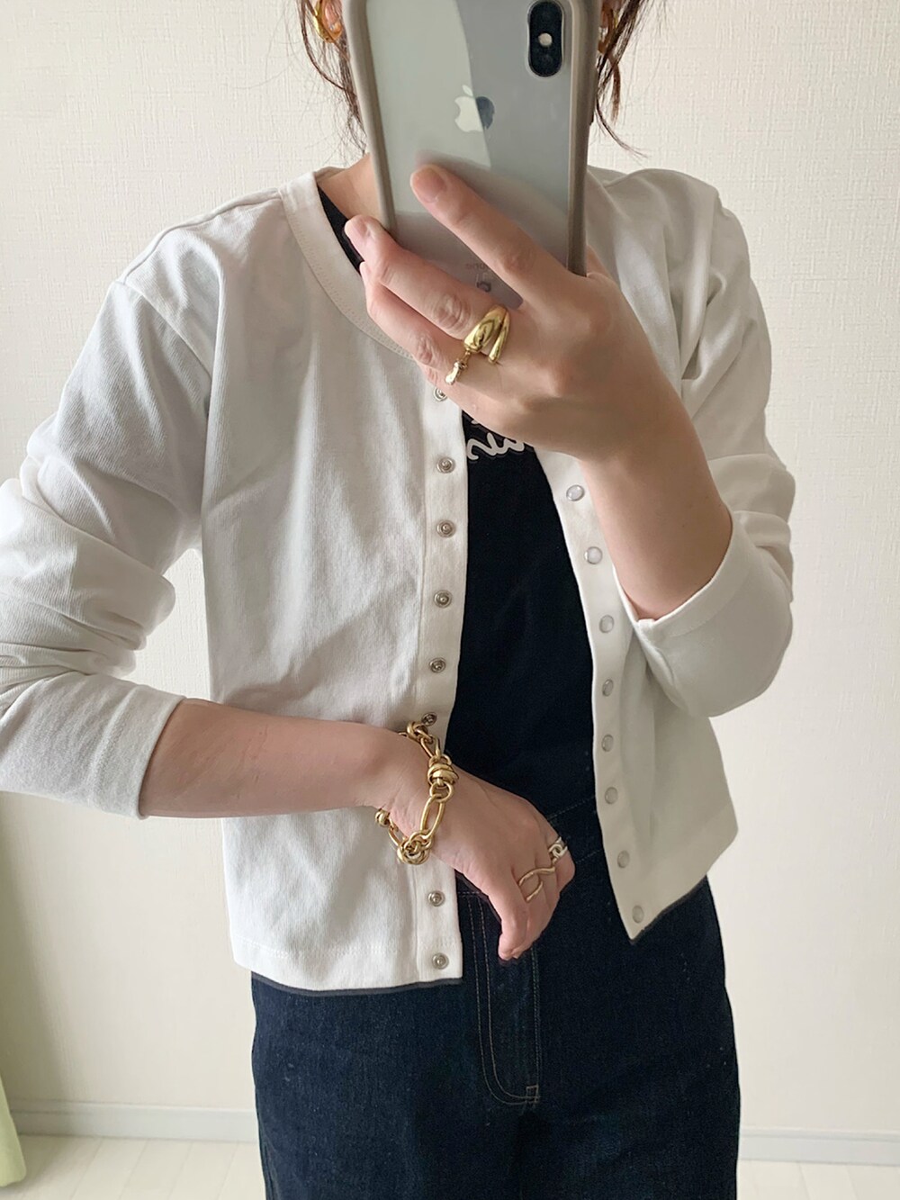 ホワイト系のカーディガン/ボレロ、グレー系のTシャツ/カットソー、ホワイト系のサンダルを着用したレディースの夏コーディネートの2枚目の写真