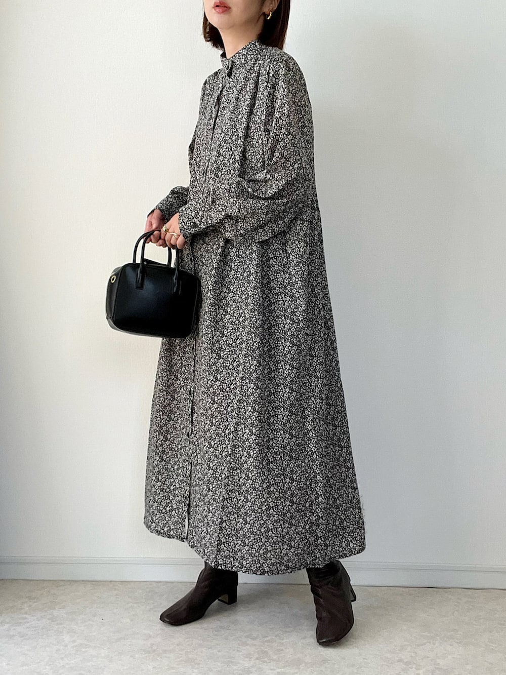 グリーン系のベスト、その他のワンピース、ブラック系のショルダーバッグを着用したレディースの夏コーディネートの3枚目の写真