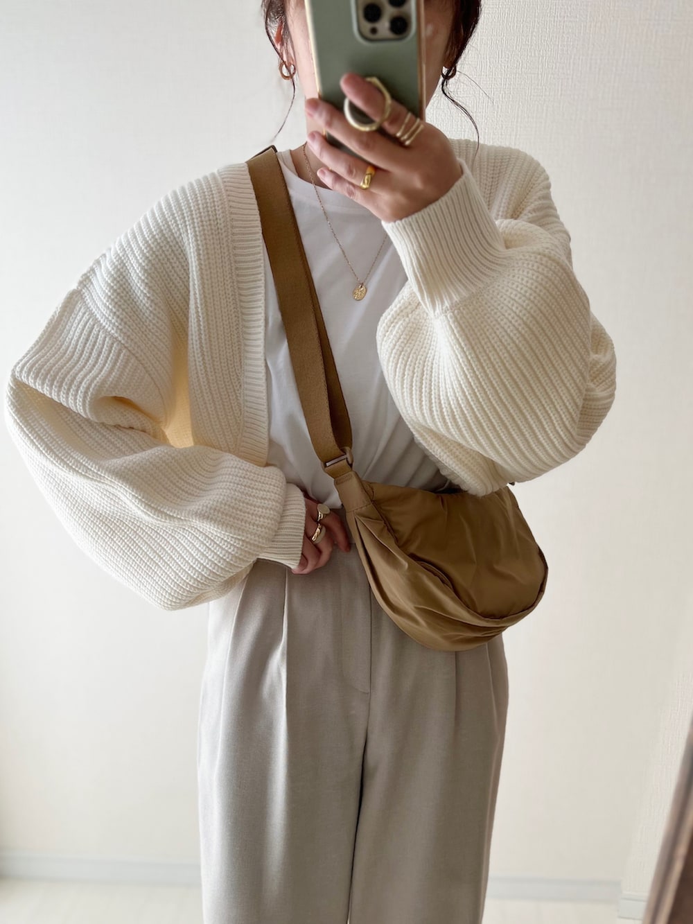 ホワイト系のカーディガン/ボレロ、ホワイト系のTシャツ/カットソー、ベージュ系のその他パンツを着用したレディースの冬コーディネートの2枚目の写真