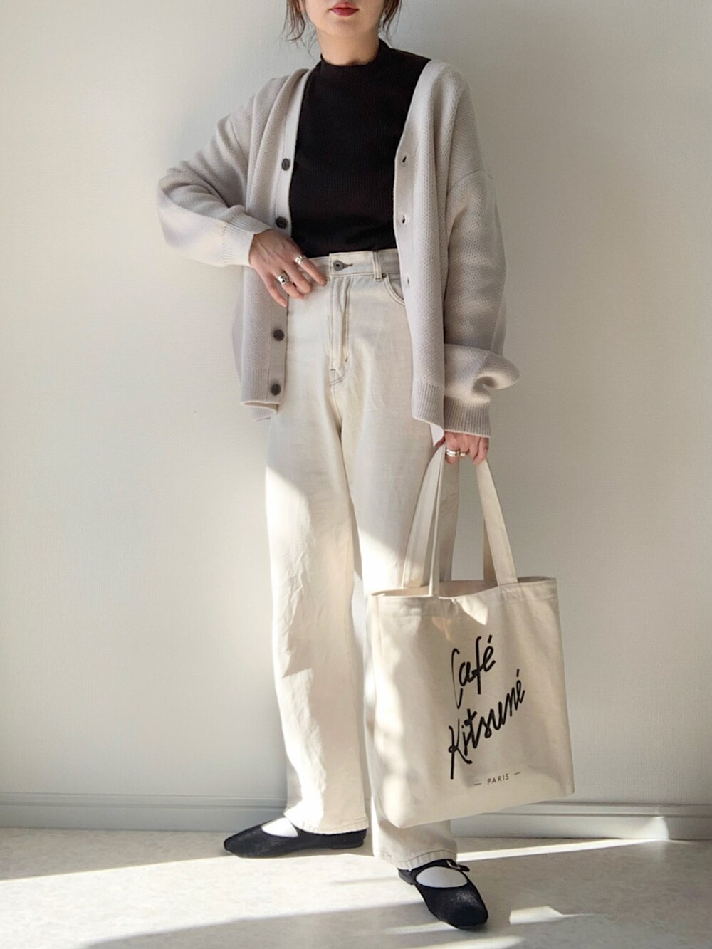 「カーディガン、カーディガンコーデ、ワッフルクルーネックＴ、UNIQLO、ペグトップハイライズジーンズ、converse、シンプルコーデ、ラクチンコーデ、デニム、メンズライク、大人コーデ、スニーカーコーデ」｜「RUUBONの【RUUBON】rustic heavy weight cardigan / ラスティック ヘビーウエイト カーディガン（カーディガン/ボレロ、ベージュ系）」を使った、maiko さん（レディース・159cm）の冬コーディネートの2枚目の写真