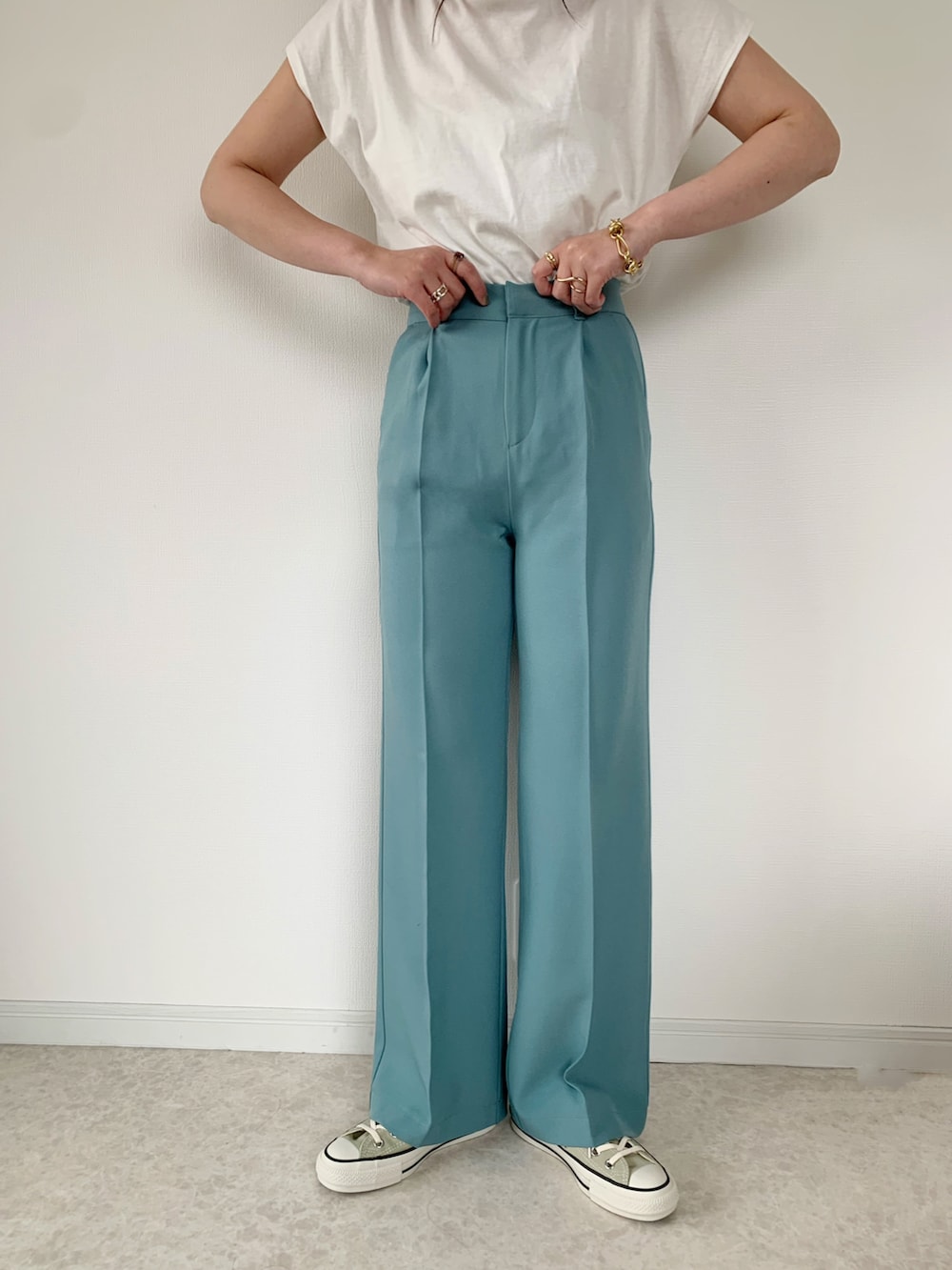 ホワイト系のTシャツ/カットソー、ブルー系のスラックス、グリーン系のスニーカーを着用したレディースの夏コーディネートの2枚目の写真