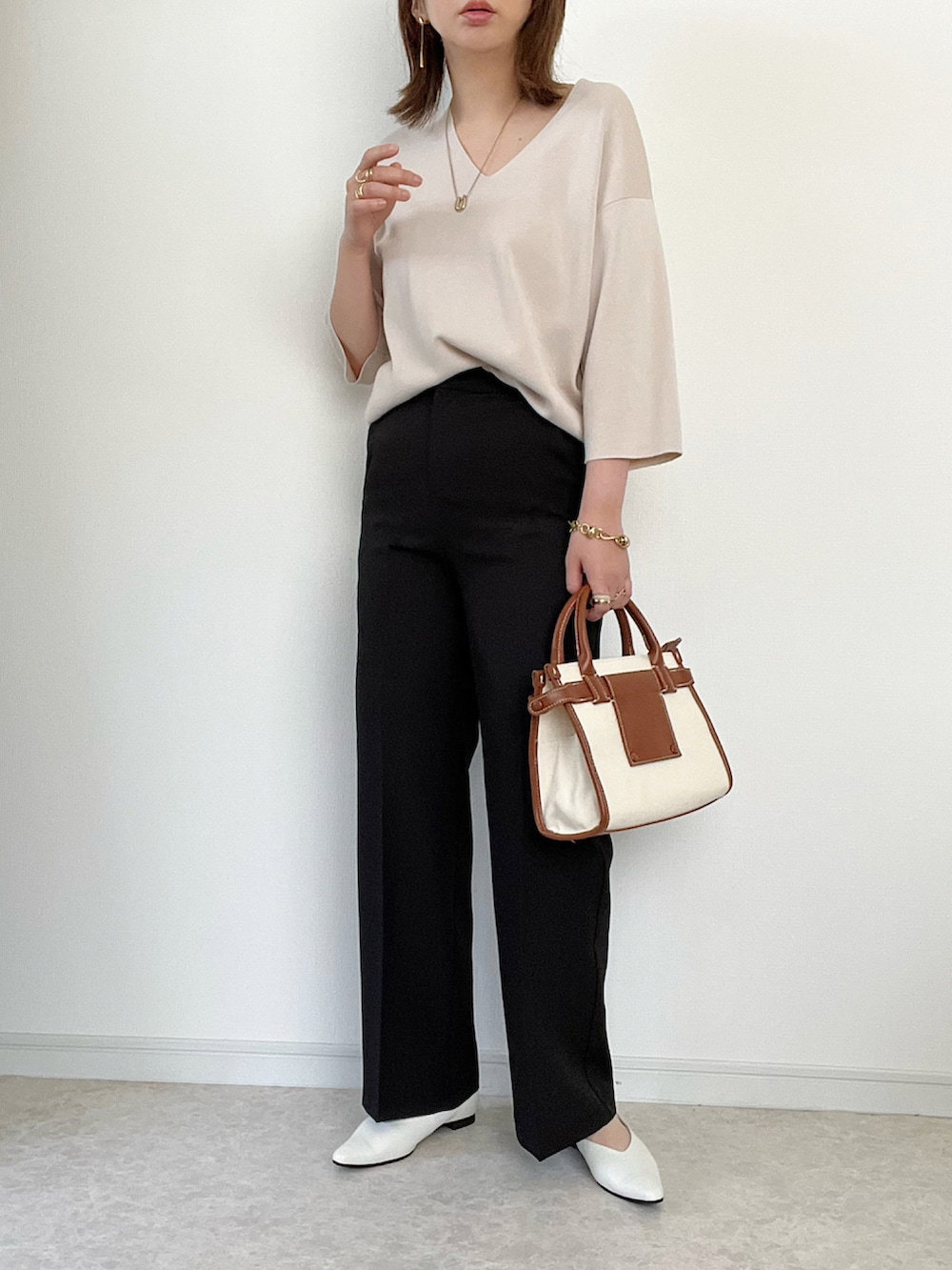 ブルー系のシャツ/ブラウス、ブラック系のスラックス、ブラック系のショルダーバッグを着用したレディースの夏コーディネートの4枚目の写真