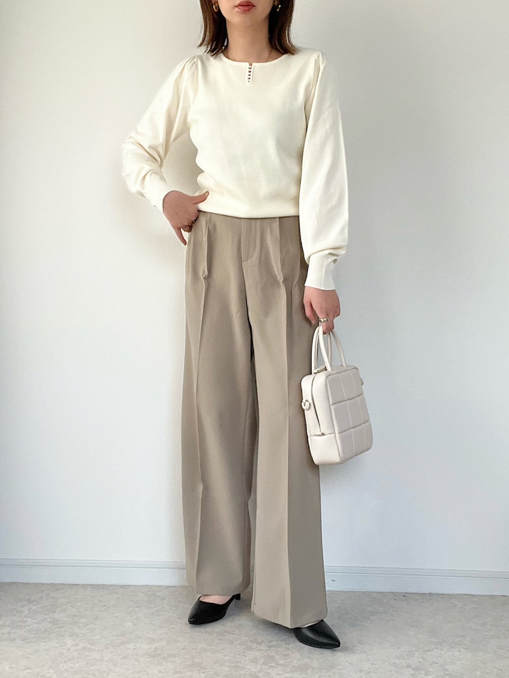 「春服デビュー宣言、GU、UNIQLO、スラックス、NIKE、スニーカーコーデ、大人カジュアル、カーディガンコーデ、春コーデ」｜「Re:EDITの[低身長/高身長/大きいサイズ有]ダブルタックカラーワイドパンツ（スラックス、ベージュ系）」を使った、maiko さん（骨格ウェーブ・レディース・159cm）の春コーディネートの2枚目の写真