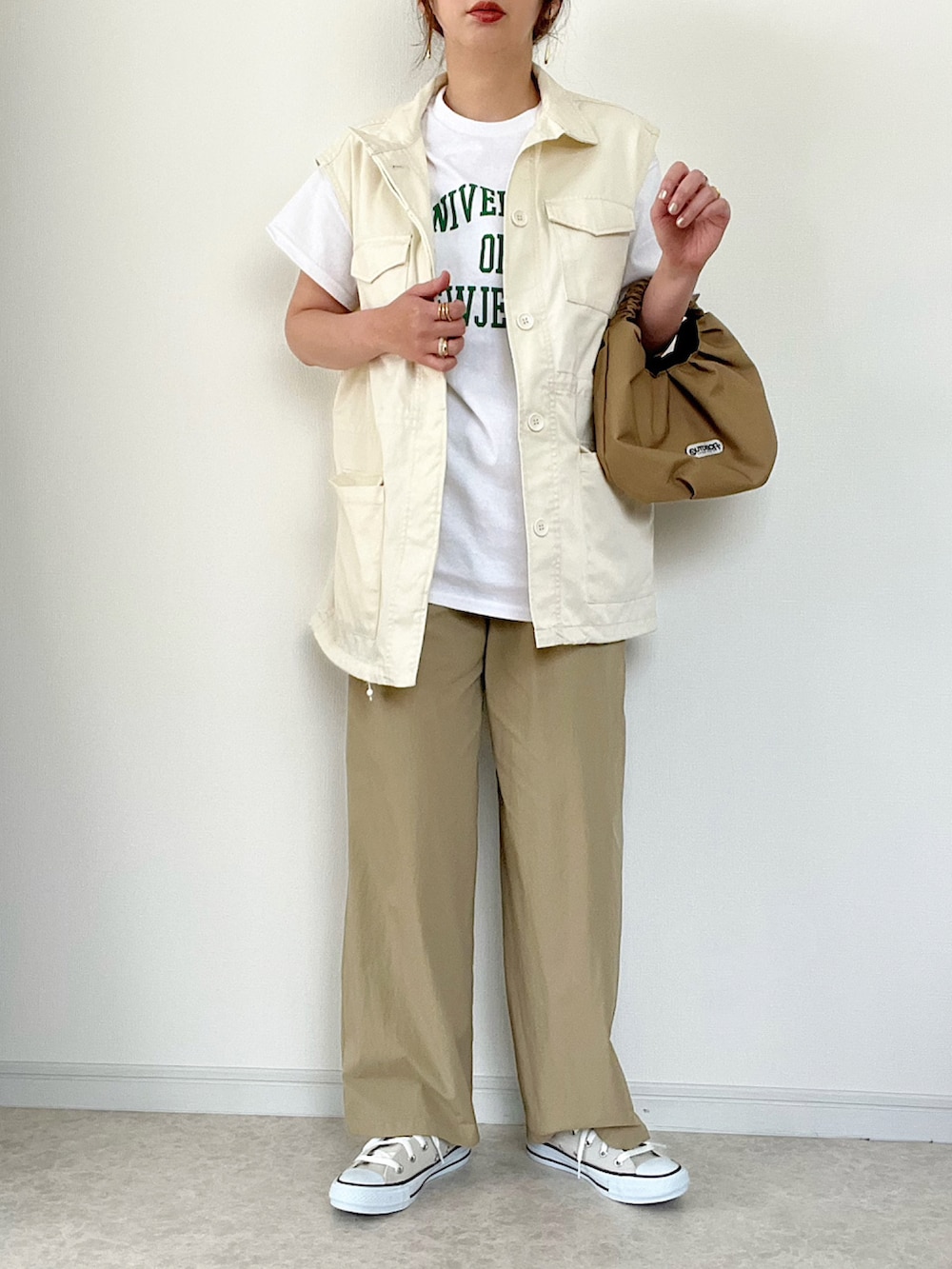 ホワイト系のTシャツ/カットソー、ブラック系のスラックス、ブラック系のショルダーバッグを着用したレディースの夏コーディネートの4枚目の写真