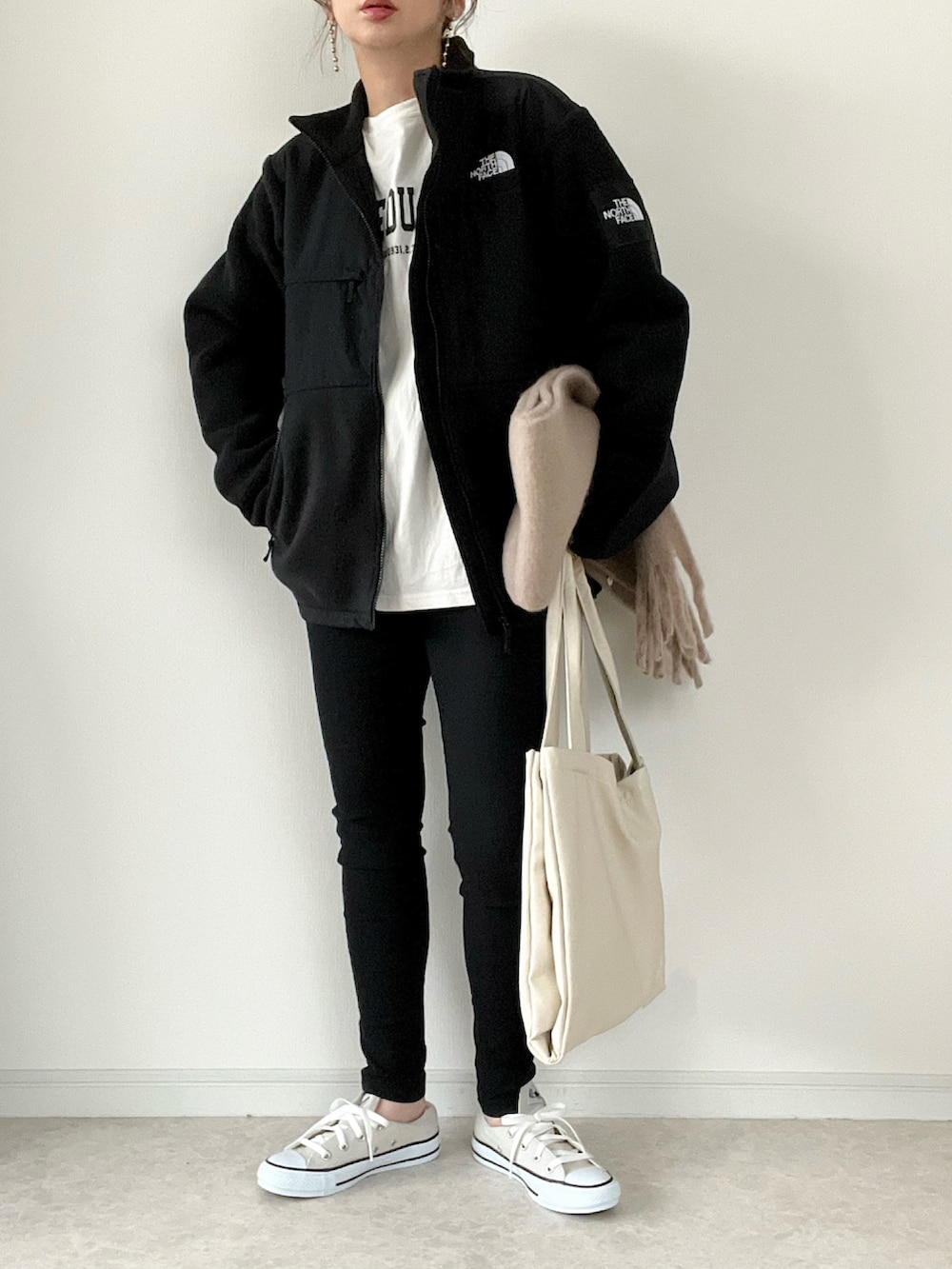 ブラック系のその他アウター、ベージュ系のワンピース、ブラック系のブーツを着用したレディースの冬コーディネートの2枚目の写真