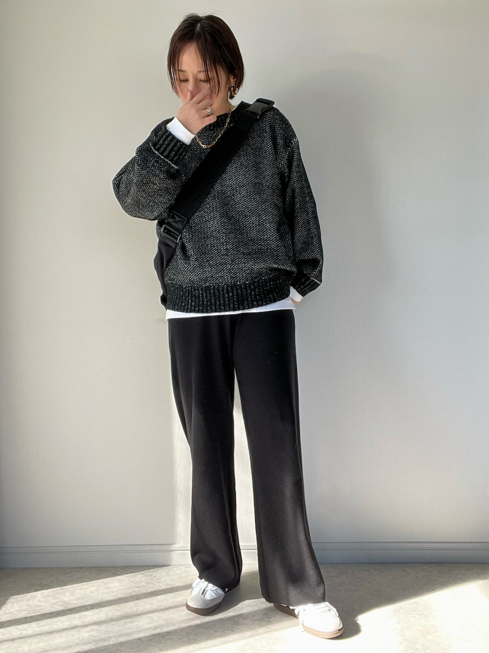 ブラック系のバッグ、ブラック系のその他パンツ、ホワイト系のスニーカーを着用したレディースの冬コーディネートの2枚目の写真