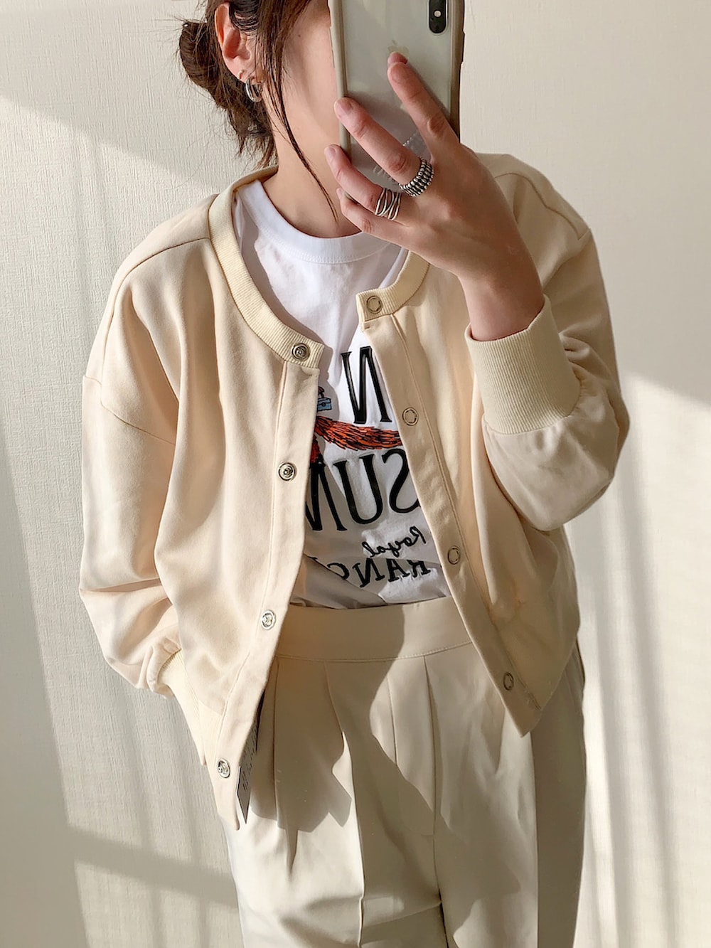 ホワイト系のTシャツ/カットソー、ホワイト系のカーディガン/ボレロ、ホワイト系のその他パンツを着用したレディースの春コーディネートの2枚目の写真