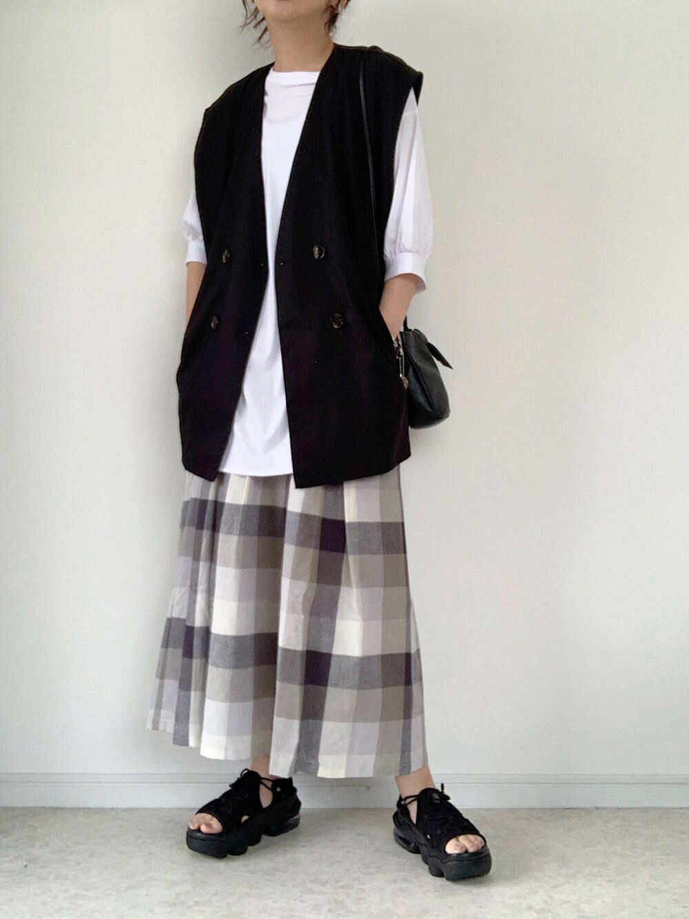 ホワイト系のTシャツ/カットソー、ホワイト系のカーディガン/ボレロ、グレー系のスカートを着用したレディースの夏コーディネートの5枚目の写真