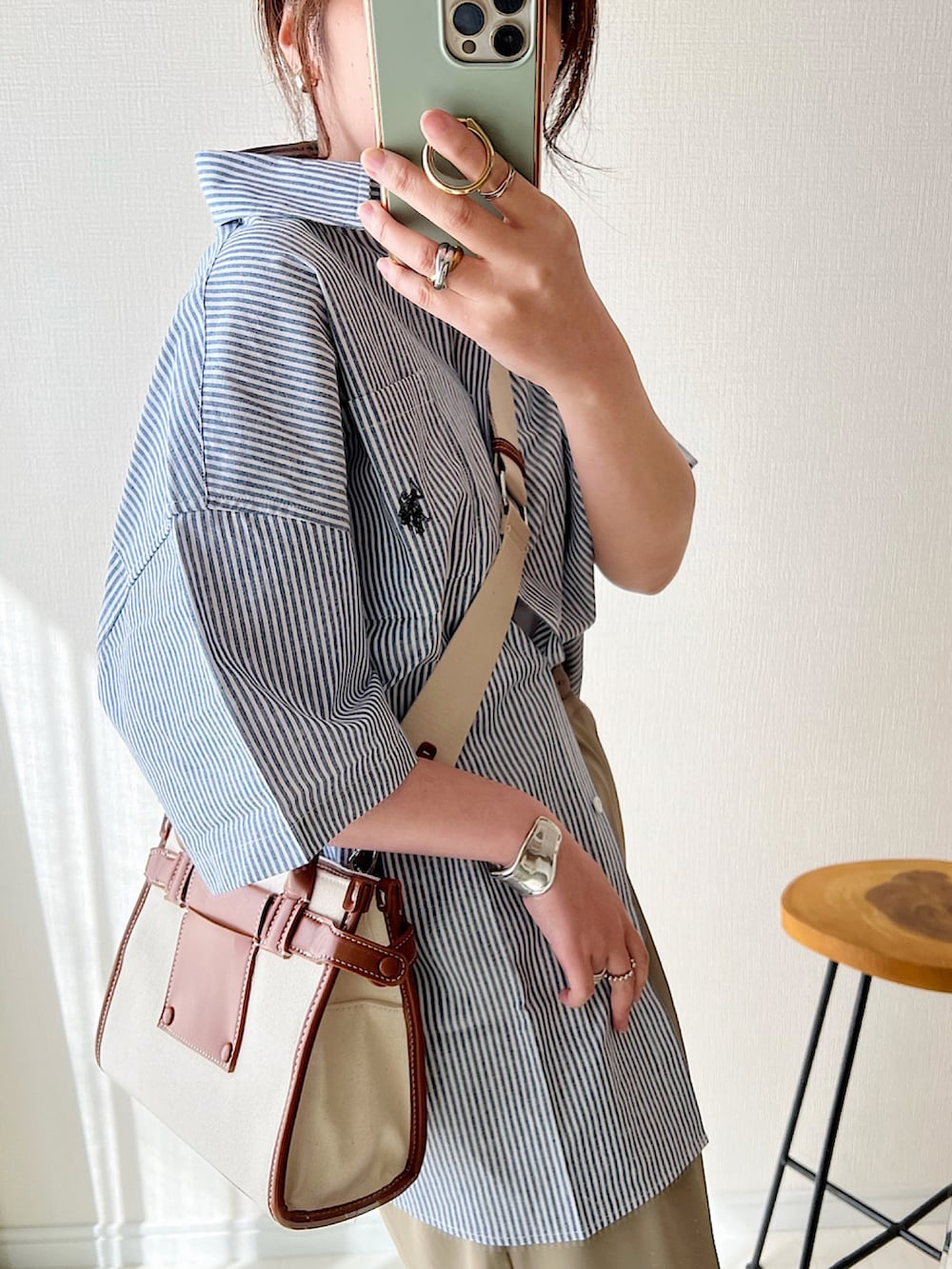 ブルー系のシャツ/ブラウス、ベージュ系のスラックス、ベージュ系のサンダルを着用したレディースの春コーディネートの2枚目の写真