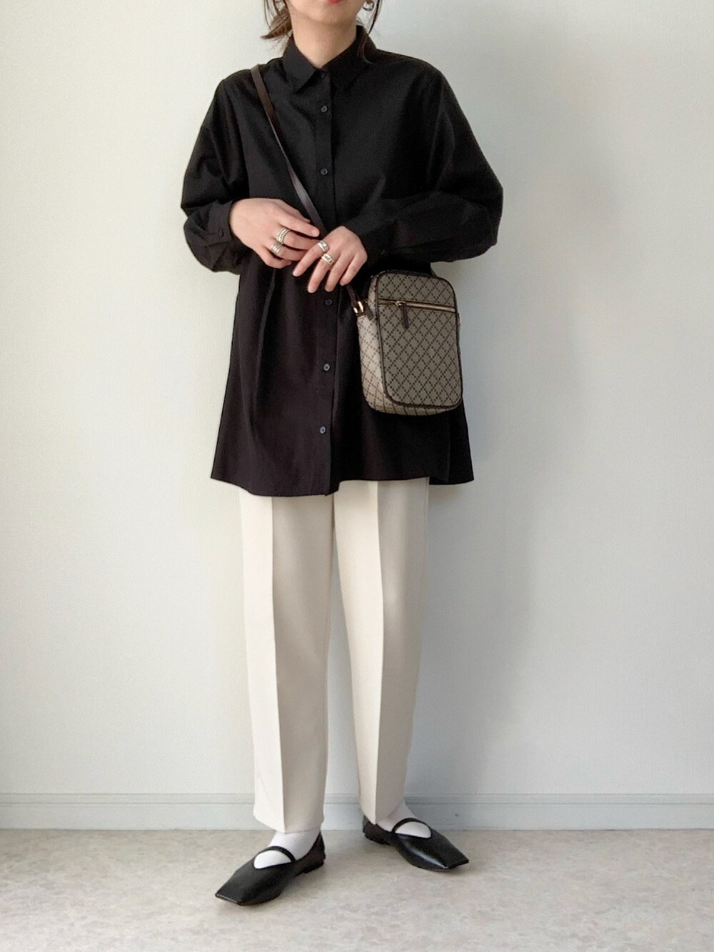 グリーン系のカーディガン/ボレロ、ホワイト系のTシャツ/カットソー、ブラウン系のショルダーバッグを着用したレディースの春コーディネートの2枚目の写真