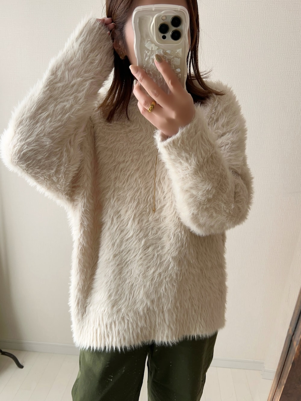 ホワイト系のカーディガン/ボレロ、ブラック系のショルダーバッグ、グリーン系のその他パンツを着用したレディースの冬コーディネートの2枚目の写真