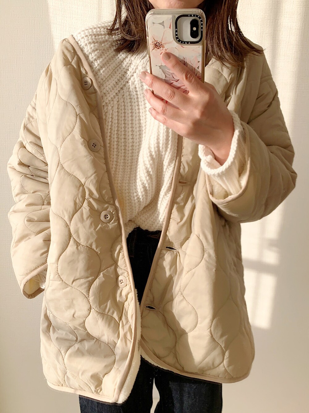 グリーン系のサロペット/オーバーオール、ブラック系のブーツ、ブラック系のショルダーバッグを着用したレディースの秋コーディネートの4枚目の写真