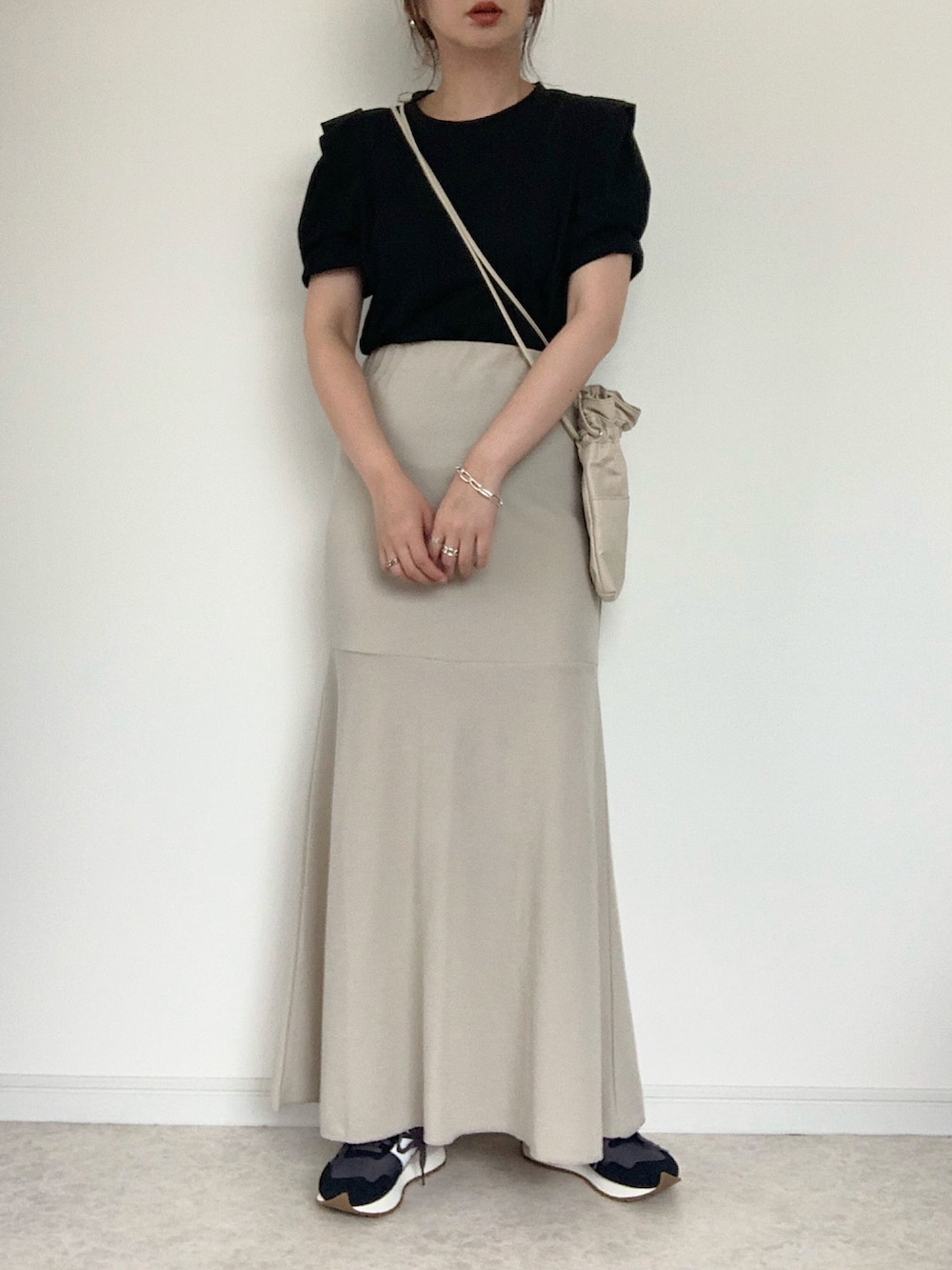 ブルー系のシャツ/ブラウス、ホワイト系のTシャツ/カットソー、グレー系のスカートを着用したレディースの夏コーディネートの4枚目の写真