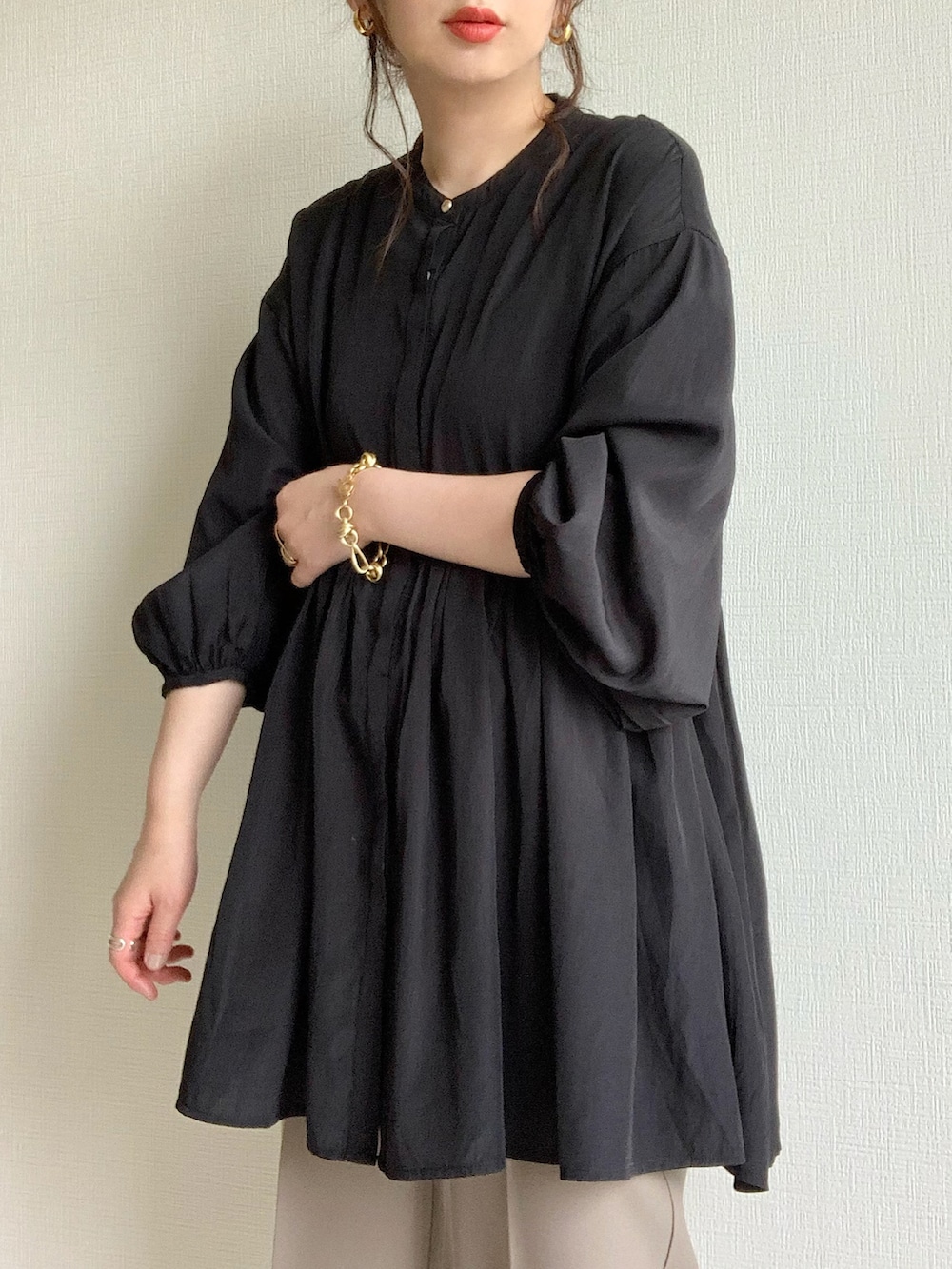 ホワイト系のその他パンツ、ブラック系のショルダーバッグ、ブラック系のサンダルを着用したレディースの春コーディネートの3枚目の写真