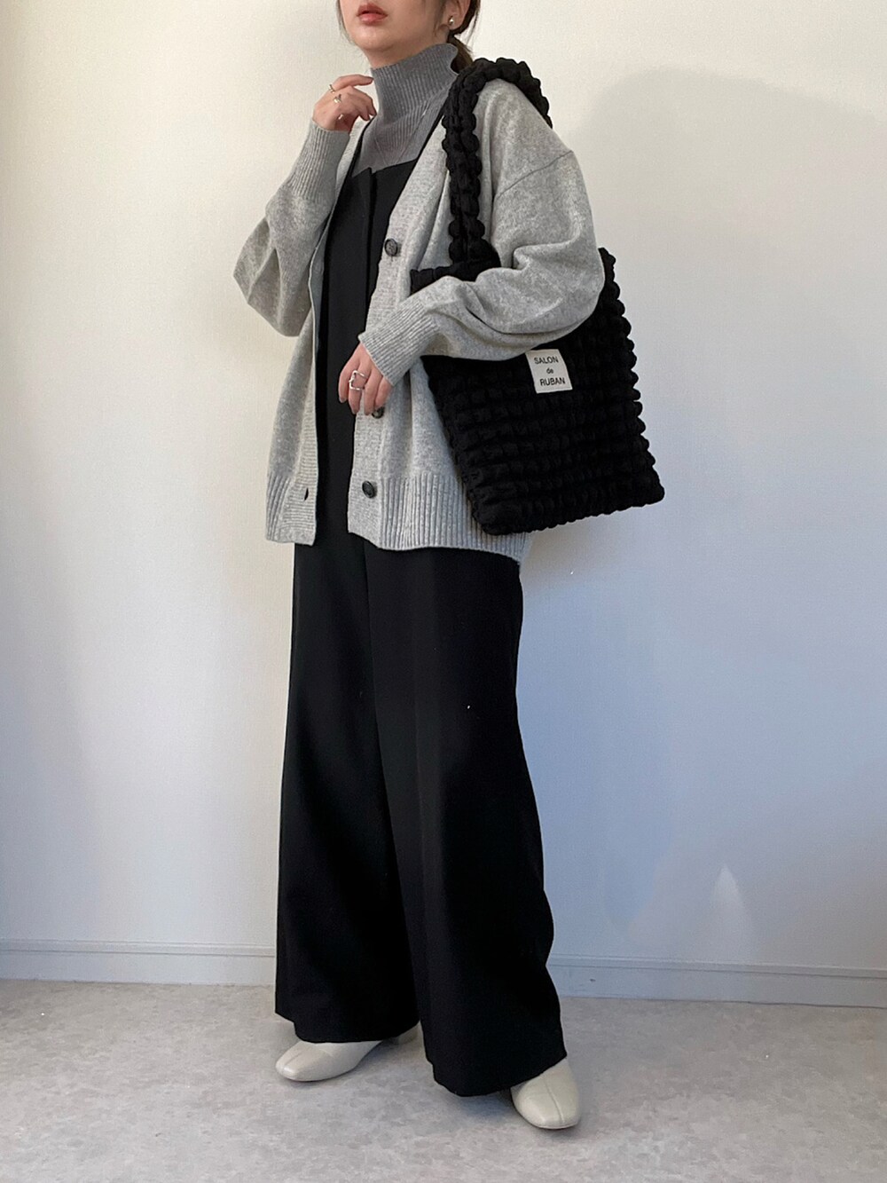 グレー系のカーディガン/ボレロ、グリーン系のカーゴパンツ、ブラック系のトートバッグを着用したレディースの秋コーディネートの3枚目の写真