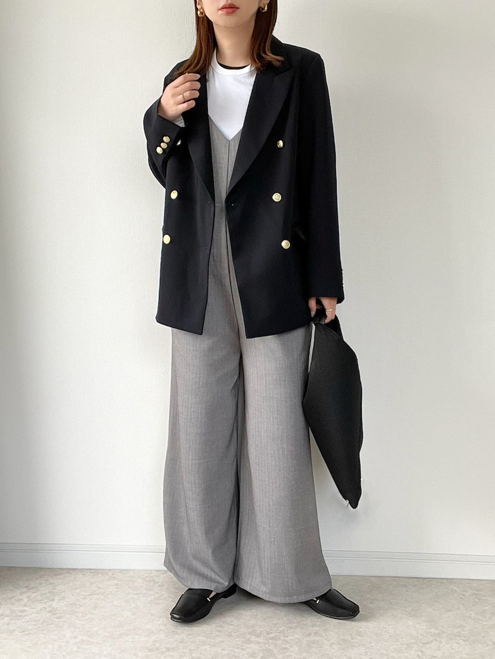 ブルー系のテーラードジャケット、ホワイト系のTシャツ/カットソー、グレー系のパンツを着用したレディースの春コーディネートの2枚目の写真