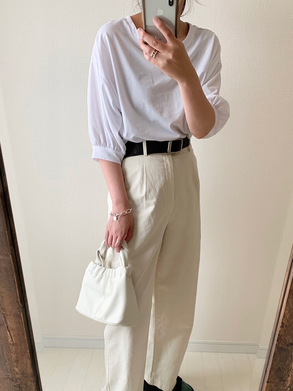 ホワイト系のTシャツ/カットソー、ホワイト系のパンツ、ホワイト系のショルダーバッグを着用したレディースの夏コーディネートの2枚目の写真