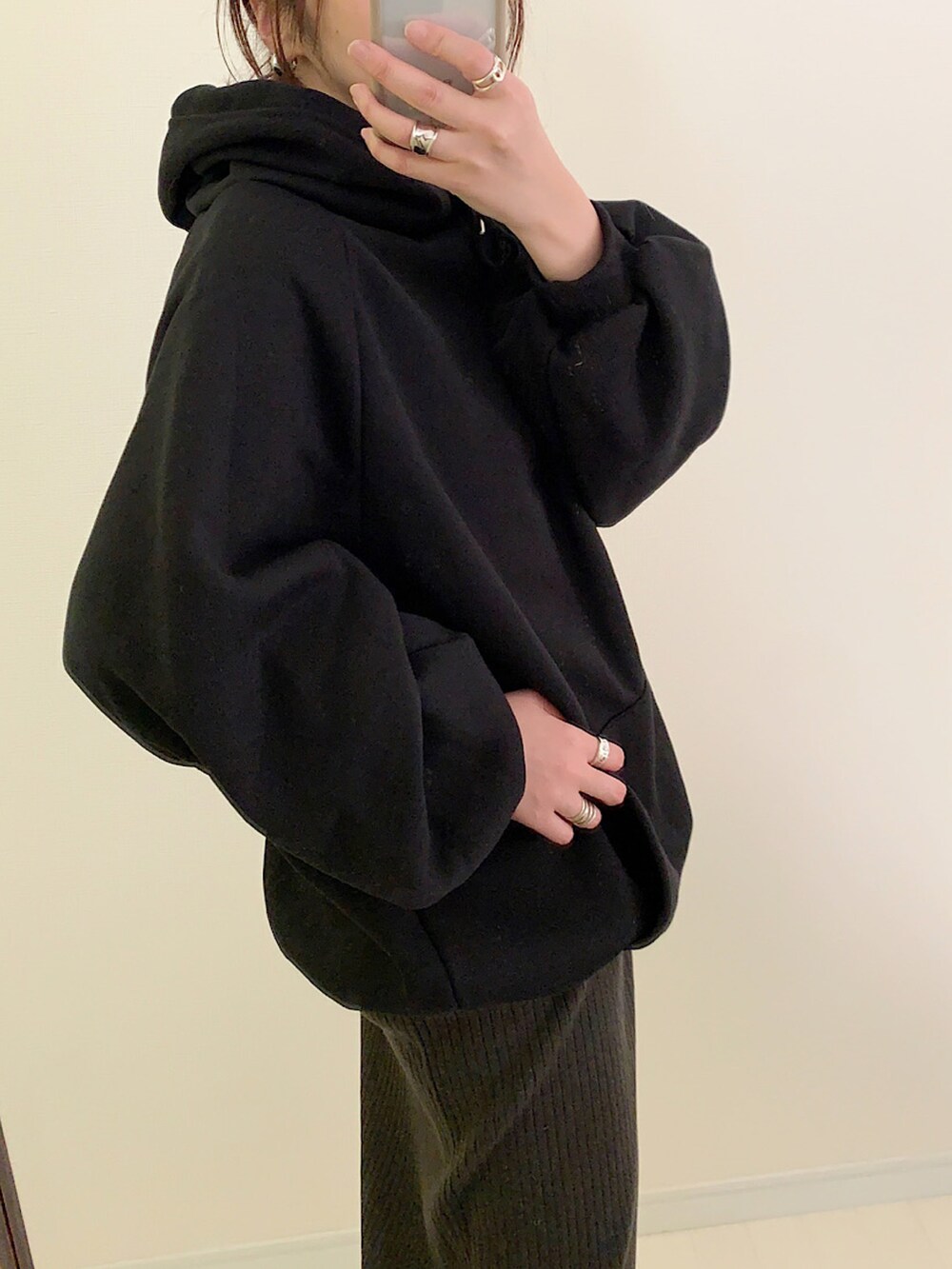 ブラック系のブーツ、グレー系のスカート、ベージュ系のダウンジャケット/コートを着用したレディースの冬コーディネートの2枚目の写真