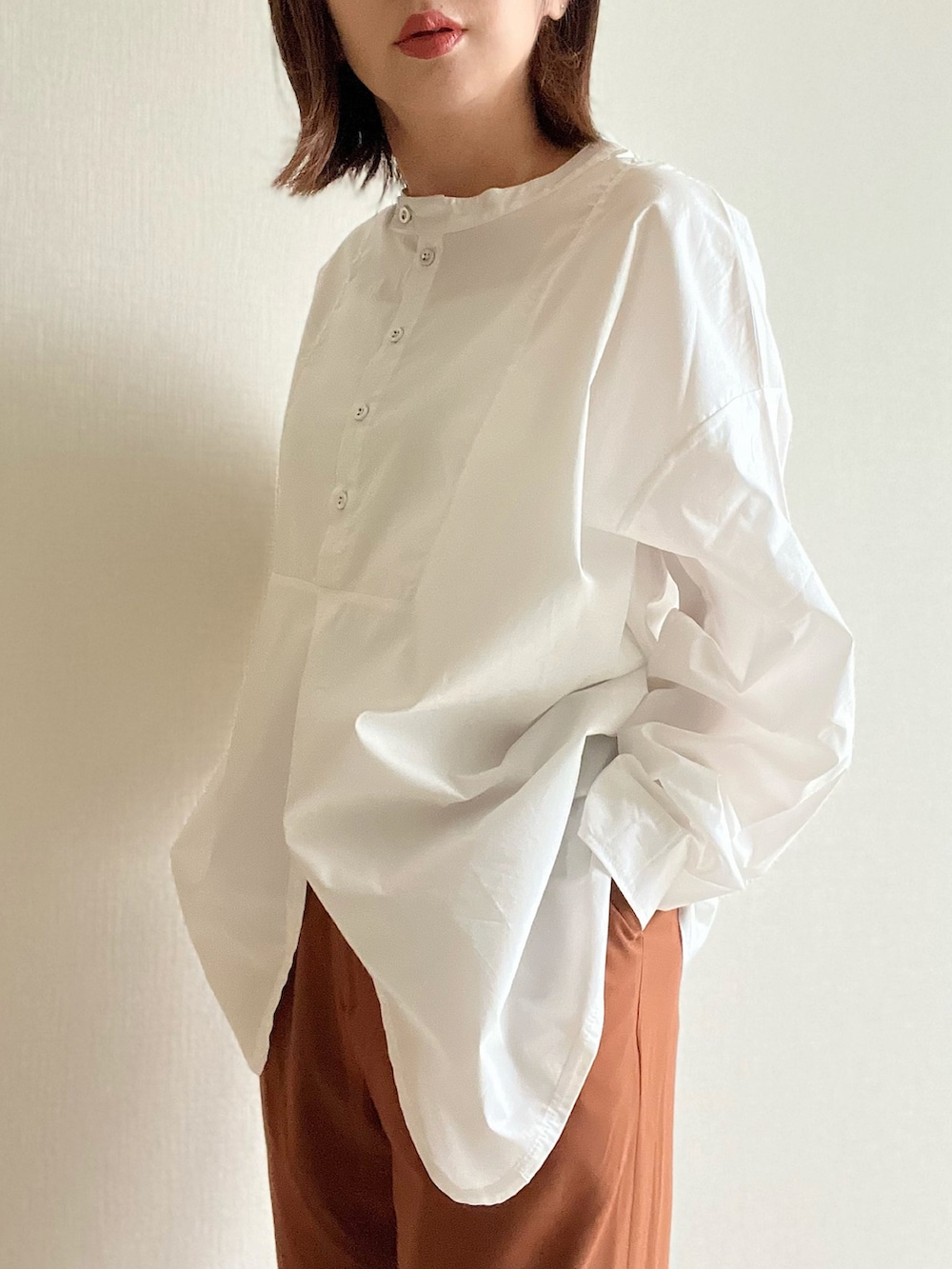 ホワイト系のシャツ/ブラウス、ブラウン系のその他パンツ、ホワイト系のショルダーバッグを着用したレディースの秋コーディネートの3枚目の写真