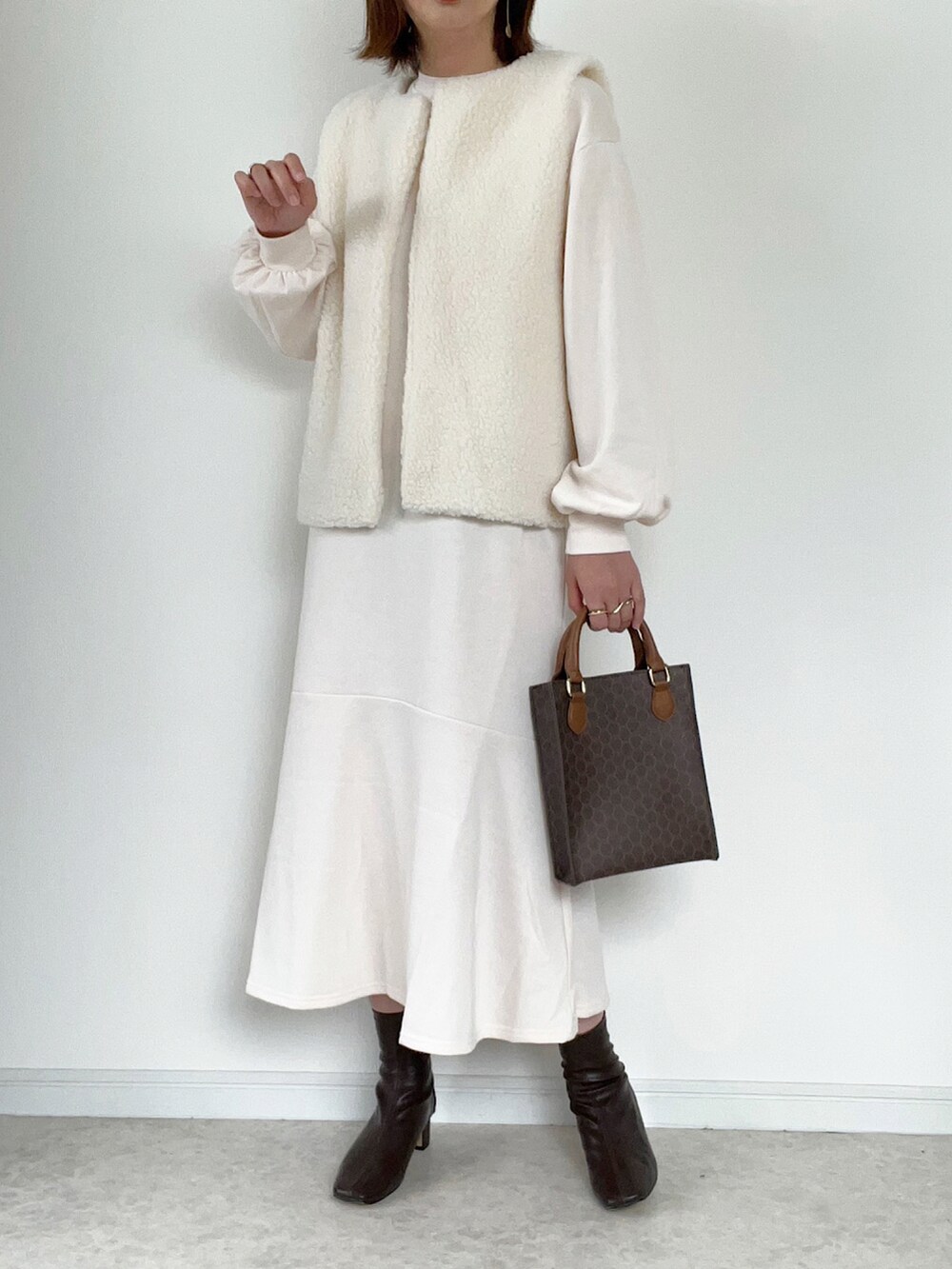 ホワイト系のワンピース、ブラウン系のショルダーバッグ、ホワイト系のスニーカーを着用したレディースの夏コーディネートの4枚目の写真