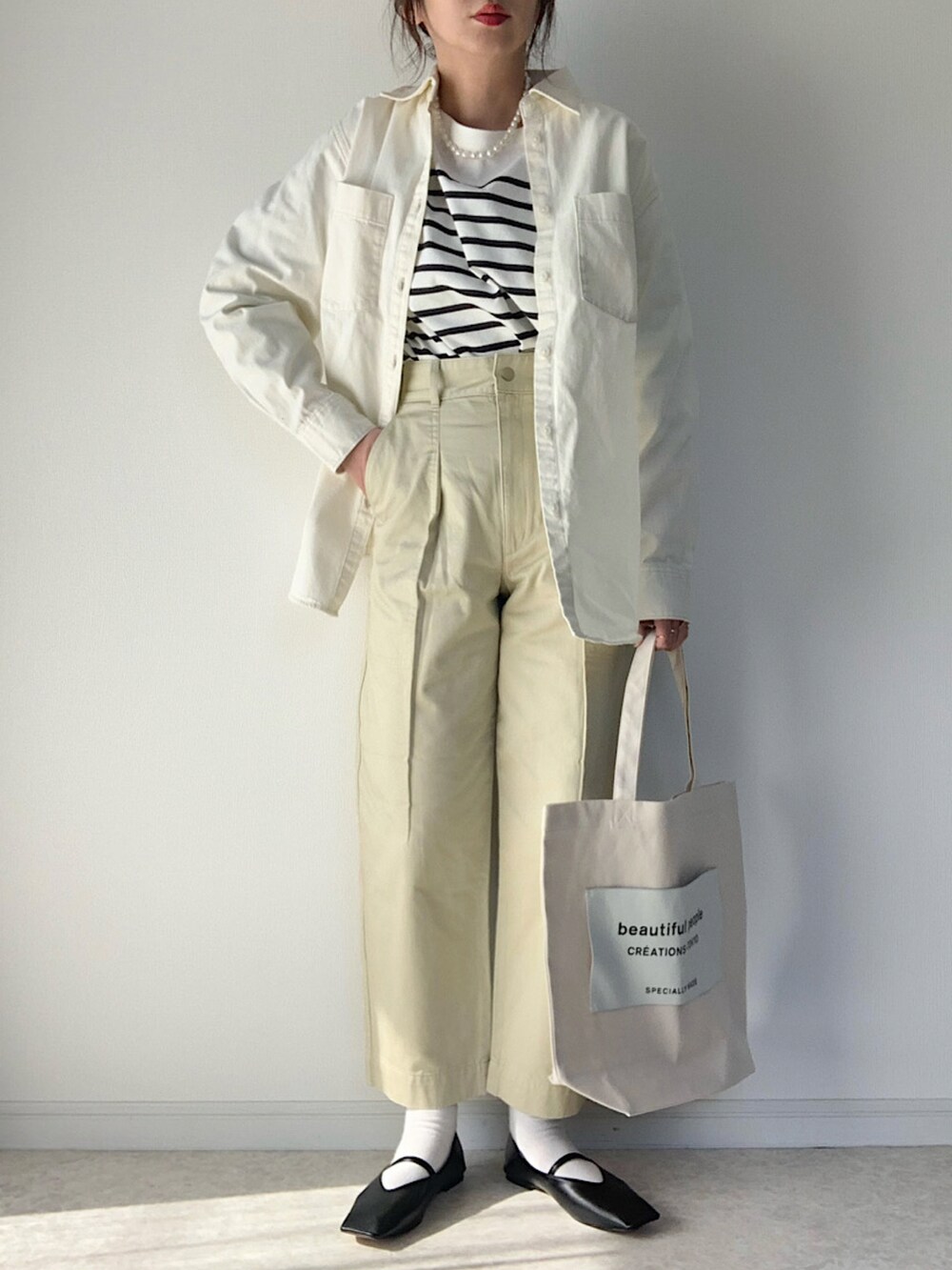 「春、オトナカジュアル、シンプル、ボーダー、ベイカーパンツ、バブーシュ、白ソックス、トートバッグ、UNIQLO、UNIQLO U、ボーダーオーバーサイズT、パールネックレス、プチプラコーデ」｜「UNIQLOのアイテム（Tシャツ/カットソー、ホワイト系）」を使った、maiko さん（レディース・159cm）の春コーディネートの2枚目の写真