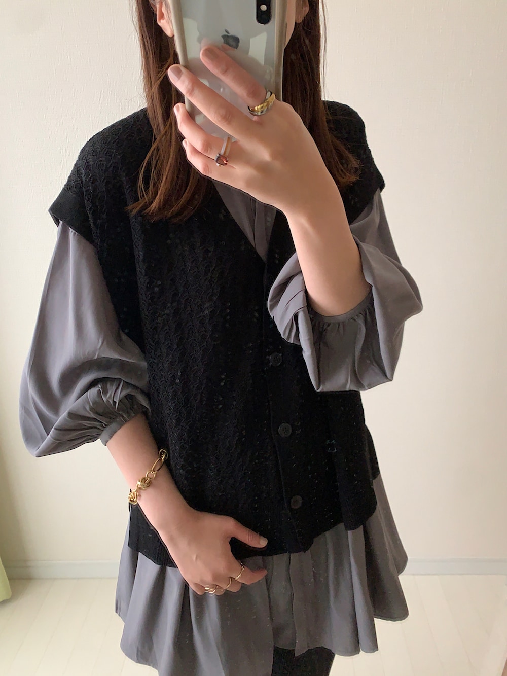 ブラック系のベスト、グレー系のシャツ/ブラウス、ブラック系のその他パンツを着用したレディースの春コーディネートの2枚目の写真