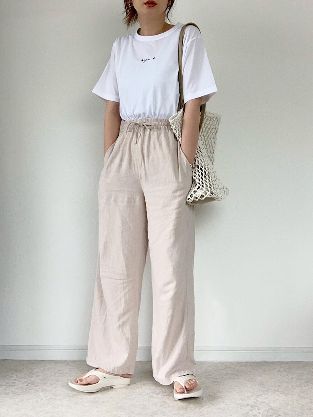 グリーン系のTシャツ/カットソー、ホワイト系のその他パンツ、ブラック系のトートバッグを着用したレディースの夏コーディネートの4枚目の写真