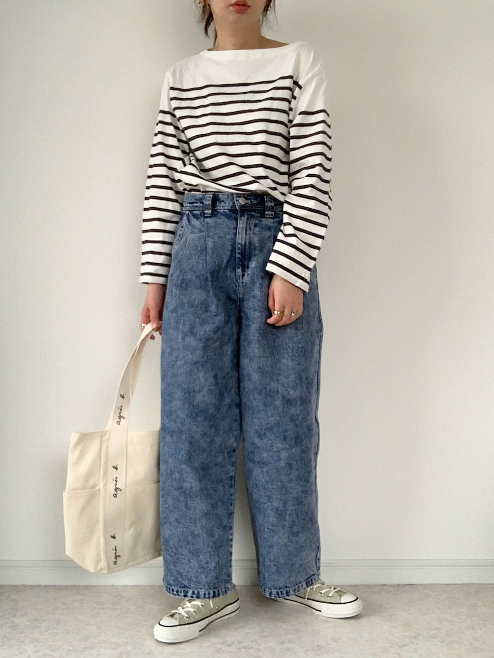 ホワイト系のTシャツ/カットソー、グリーン系のスニーカー、ベージュ系のトートバッグを着用したレディースの春コーディネートの2枚目の写真