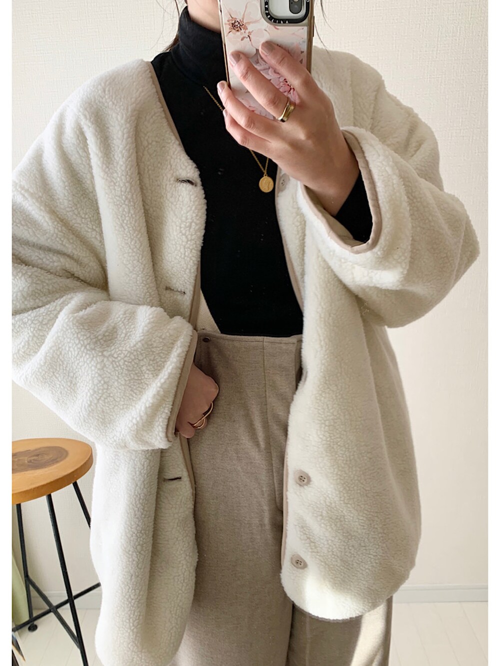 グリーン系のサロペット/オーバーオール、ブラック系のブーツ、ブラック系のショルダーバッグを着用したレディースの秋コーディネートの2枚目の写真