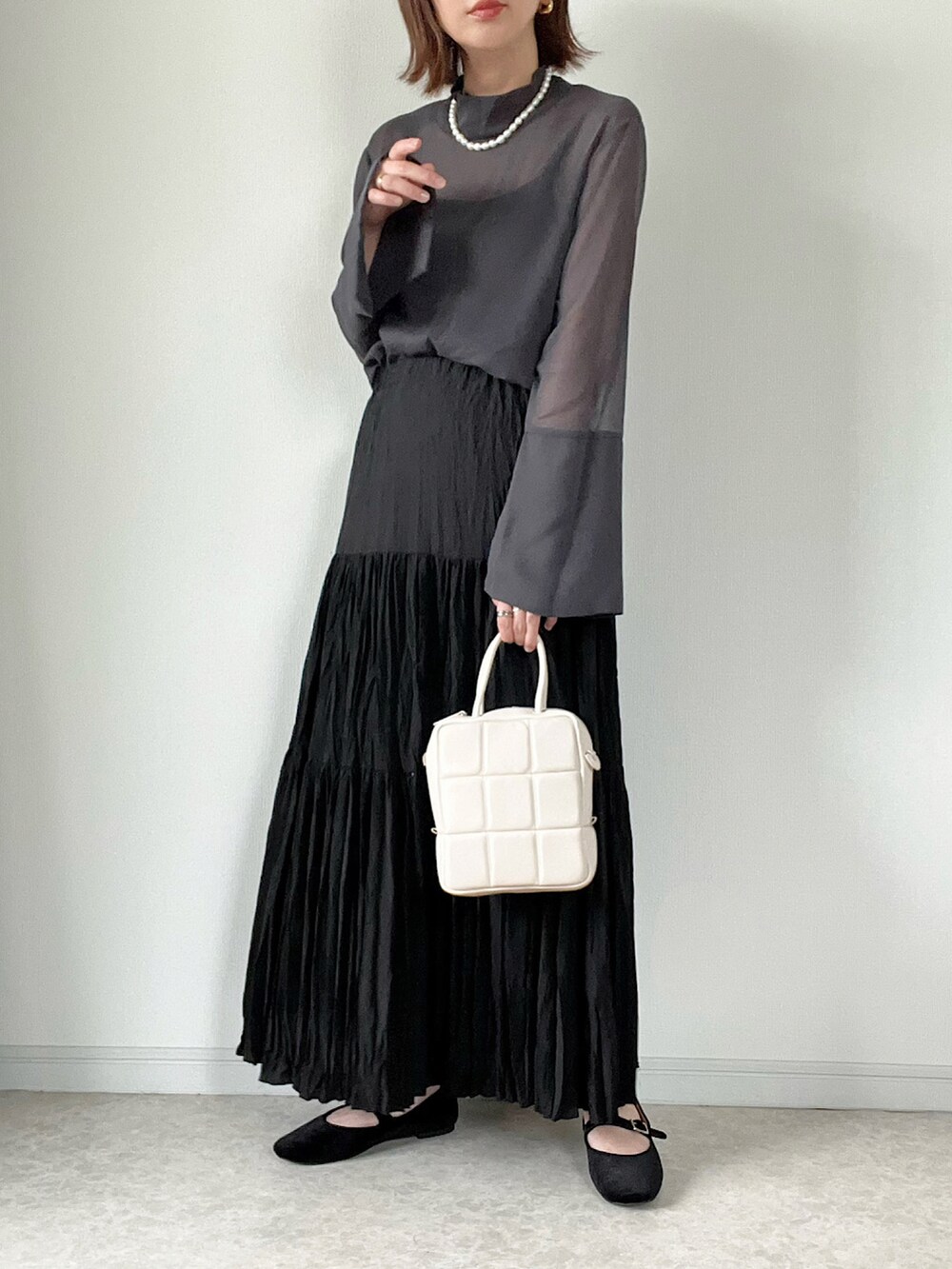 グレー系のシャツ/ブラウス、ブラック系のワンピース、ブラック系のショルダーバッグを着用したレディースの秋コーディネートの3枚目の写真