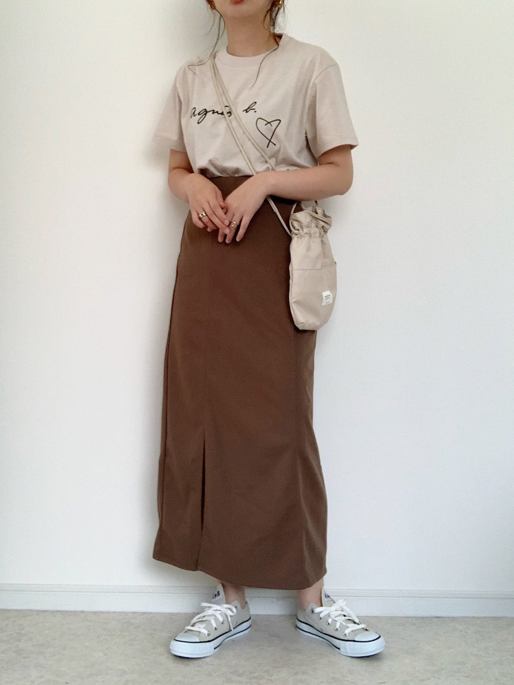 ブラック系のTシャツ/カットソー、ブラウン系のスカート、ブラック系のサンダルを着用したレディースの夏コーディネートの2枚目の写真