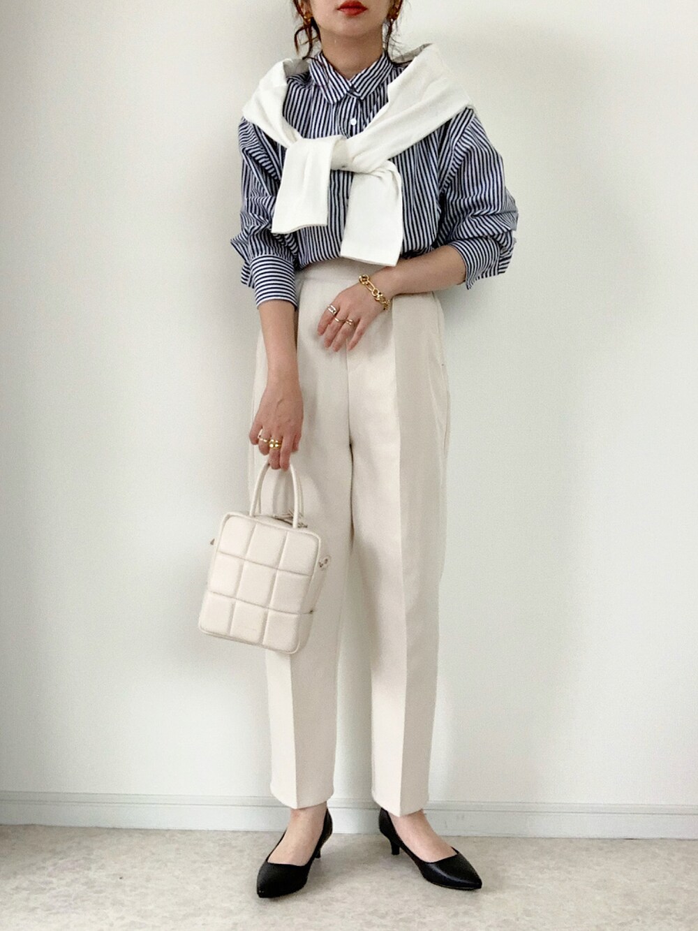 ホワイト系のカーディガン/ボレロ、グレー系のTシャツ/カットソー、ホワイト系のサンダルを着用したレディースの夏コーディネートの4枚目の写真