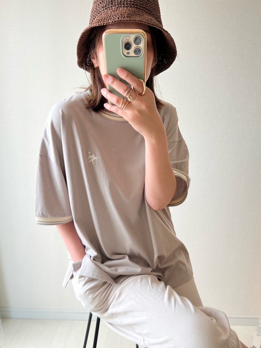 「このスタイルがお気に入り、ワントーンコーデ、クロシェハット、イージーパンツ、リンガーTシャツ、オーバーサイズ、夏コーデ、リラックススタイル、ゆったりコーデ」｜「Javaの《JaVa ジャバコラボ》大人スポーティー。綿100%シルケット 配色刺繍Tシャツ（Tシャツ/カットソー、ベージュ系）」を使った、maiko さん（骨格ウェーブ・レディース・159cm）の夏コーディネートの2枚目の写真