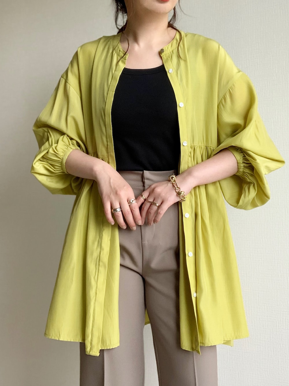 グリーン系のシャツ/ブラウス、ブラック系のその他パンツ、ブラック系のサンダルを着用したレディースの春コーディネートの3枚目の写真