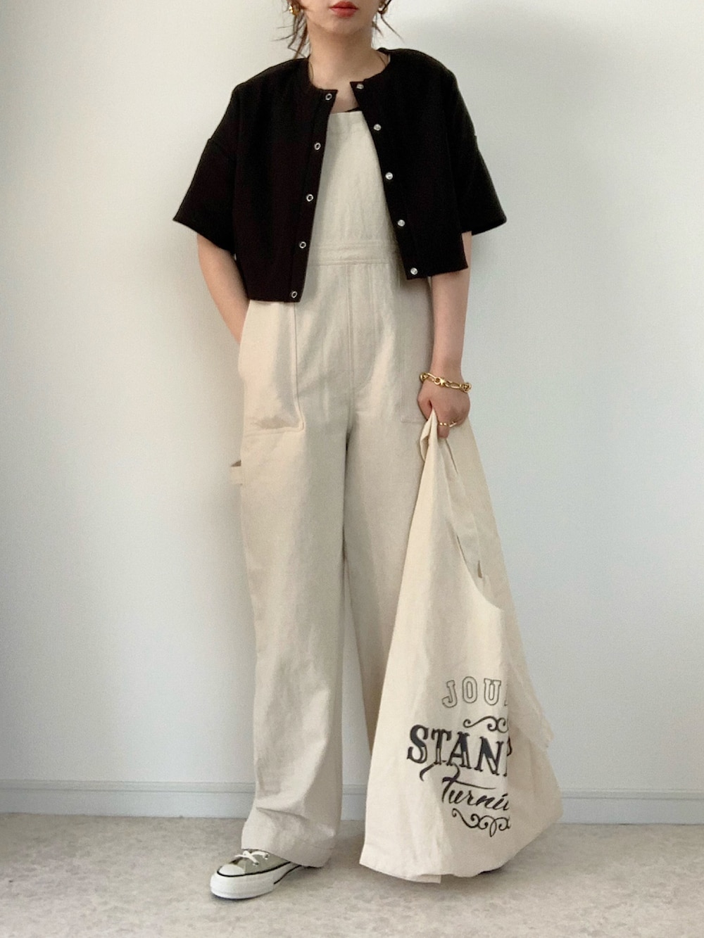 ブラック系のカーディガン/ボレロ、ホワイト系のTシャツ/カットソー、ホワイト系のその他パンツを着用したレディースの春コーディネートの3枚目の写真