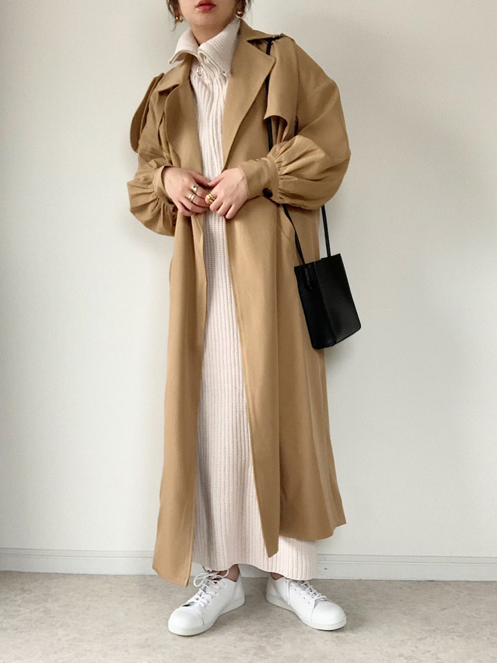 ホワイト系のスニーカー、ブラック系のショルダーバッグ、ホワイト系のセットアップを着用したレディースの冬コーディネートの2枚目の写真