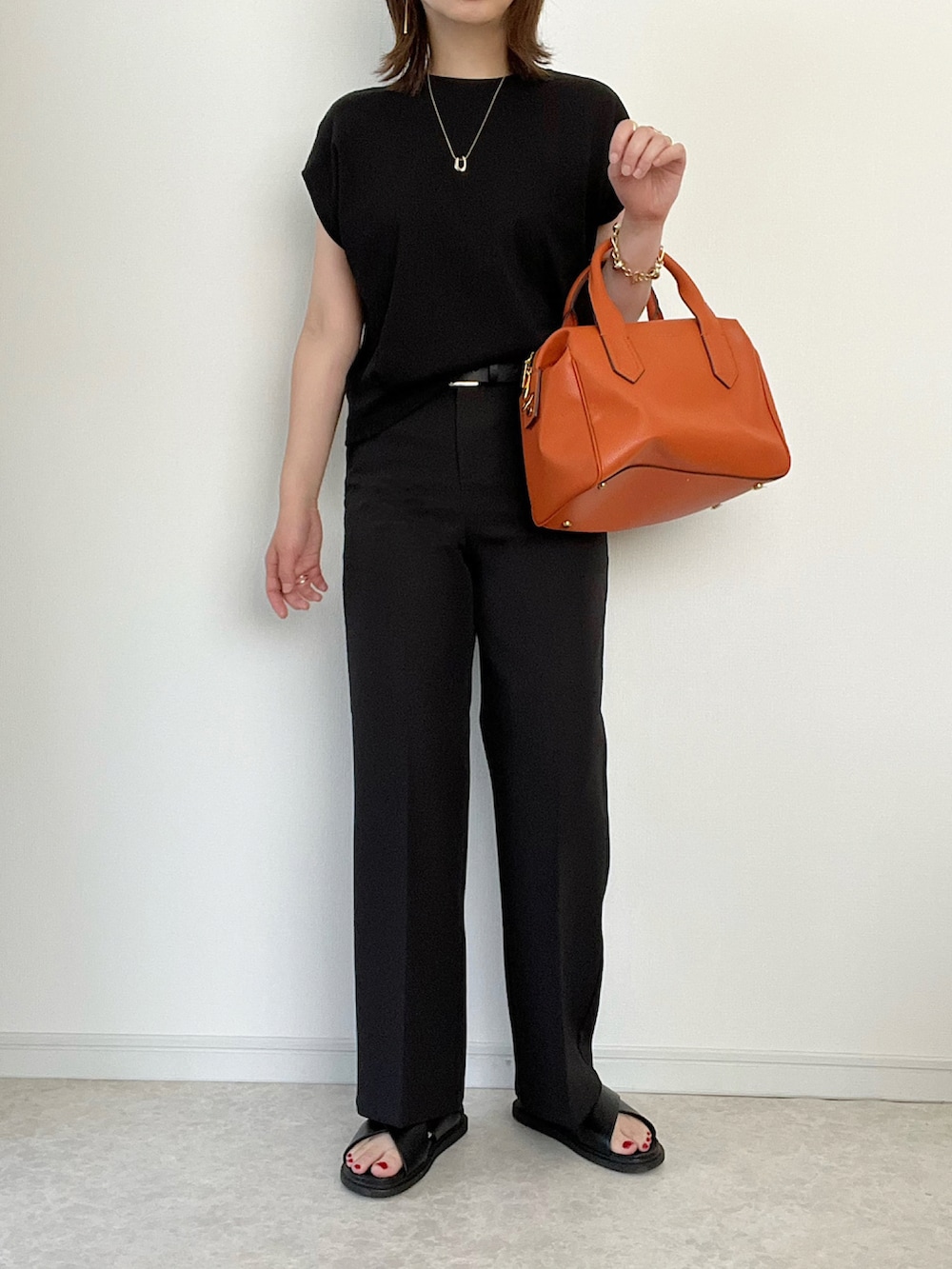 ブルー系のシャツ/ブラウス、ブラック系のスラックス、ブラック系のショルダーバッグを着用したレディースの夏コーディネートの3枚目の写真