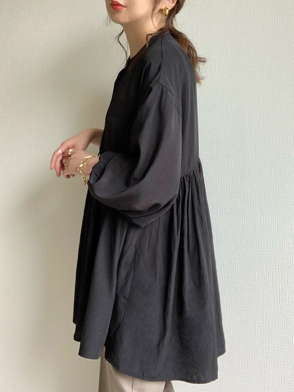 ホワイト系のその他パンツ、ブラック系のショルダーバッグ、ブラック系のサンダルを着用したレディースの春コーディネートの4枚目の写真