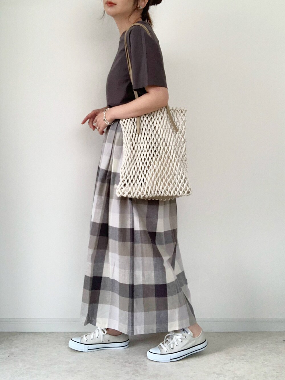 ホワイト系のTシャツ/カットソー、ホワイト系のカーディガン/ボレロ、グレー系のスカートを着用したレディースの夏コーディネートの2枚目の写真