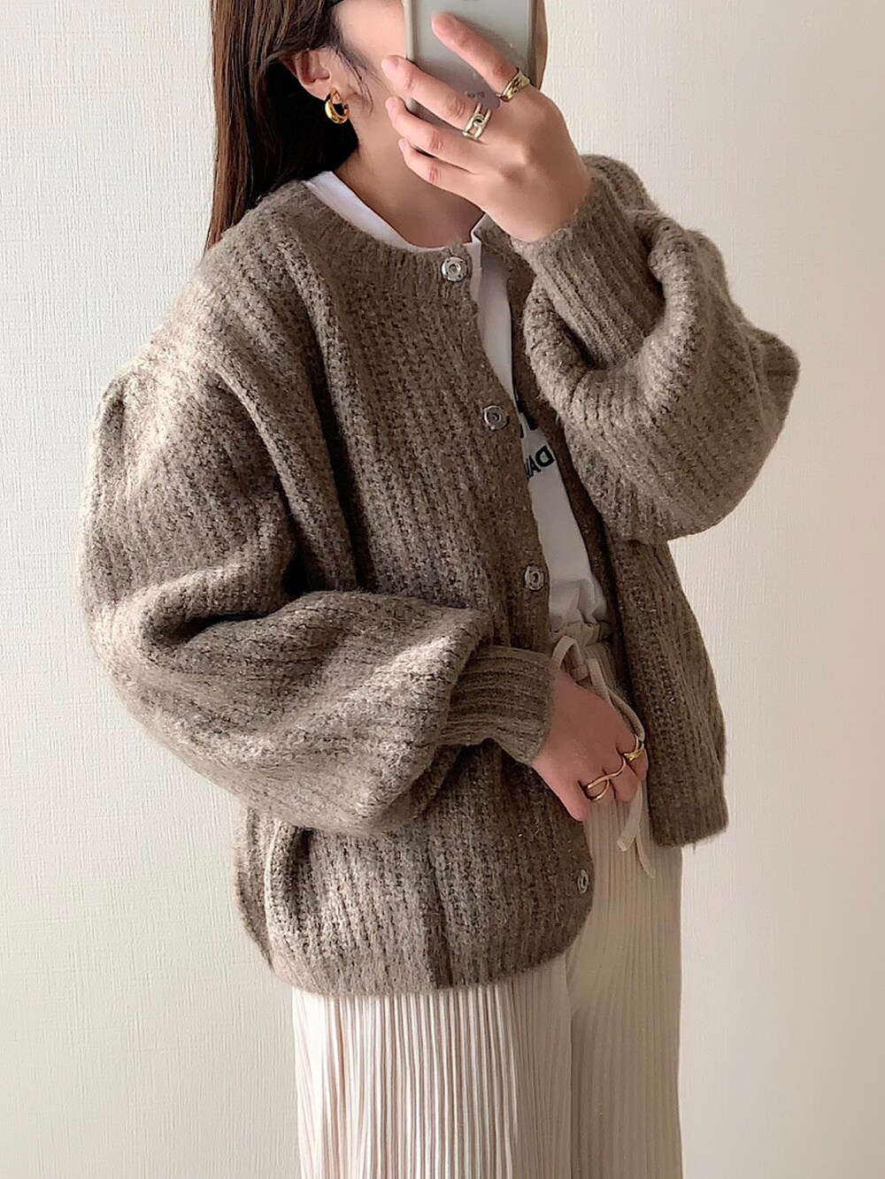 ブラウン系のカーディガン/ボレロ、ベージュ系のその他パンツ、ホワイト系のTシャツ/カットソーを着用したレディースの冬コーディネートの2枚目の写真