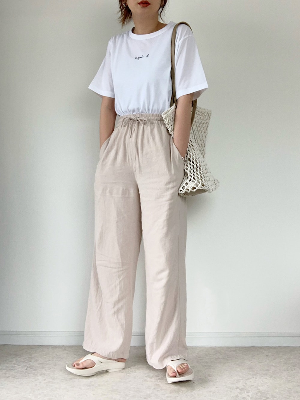 ホワイト系のTシャツ/カットソー、ブルー系のデニムパンツ、ブラック系のサンダルを着用したレディースの夏コーディネートの2枚目の写真