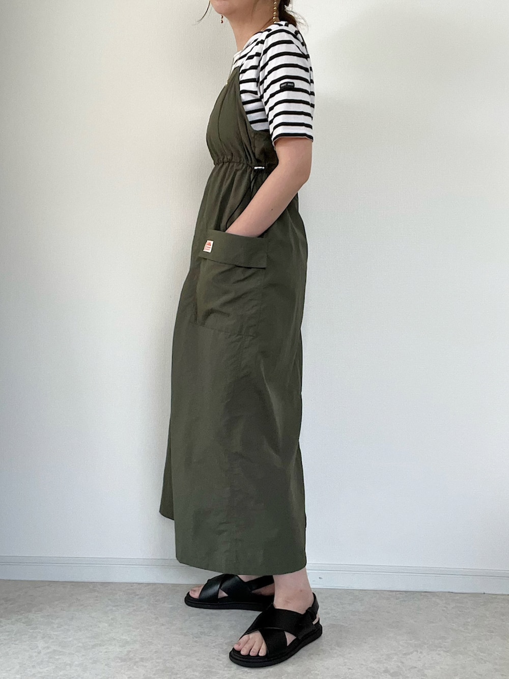 ホワイト系のカーディガン/ボレロ、グリーン系のワンピース、グレー系のスニーカーを着用したレディースの春コーディネートの4枚目の写真