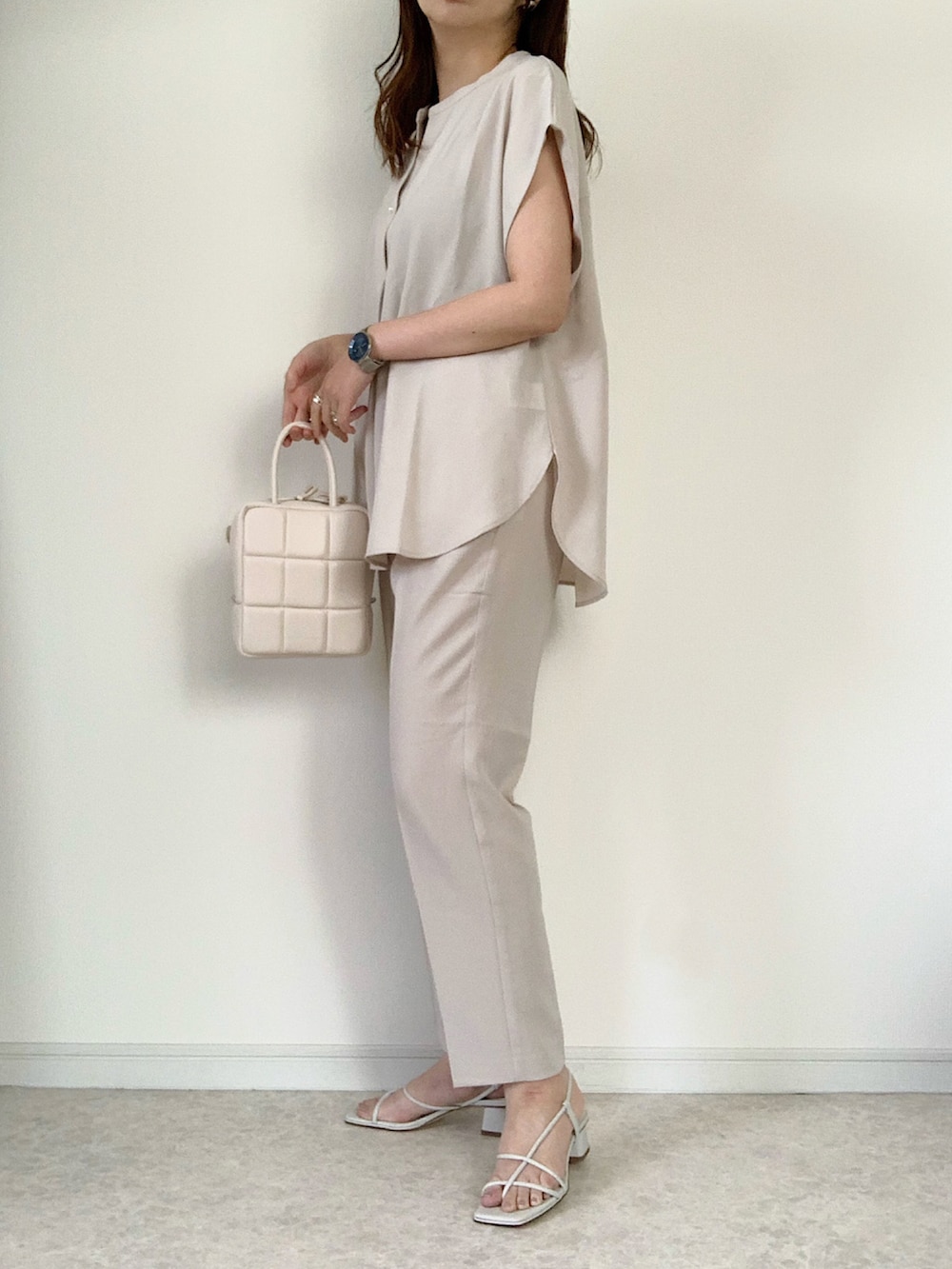 ベージュ系のシャツ/ブラウス、ベージュ系のその他パンツ、グレー系のサンダルを着用したレディースの夏コーディネートの3枚目の写真