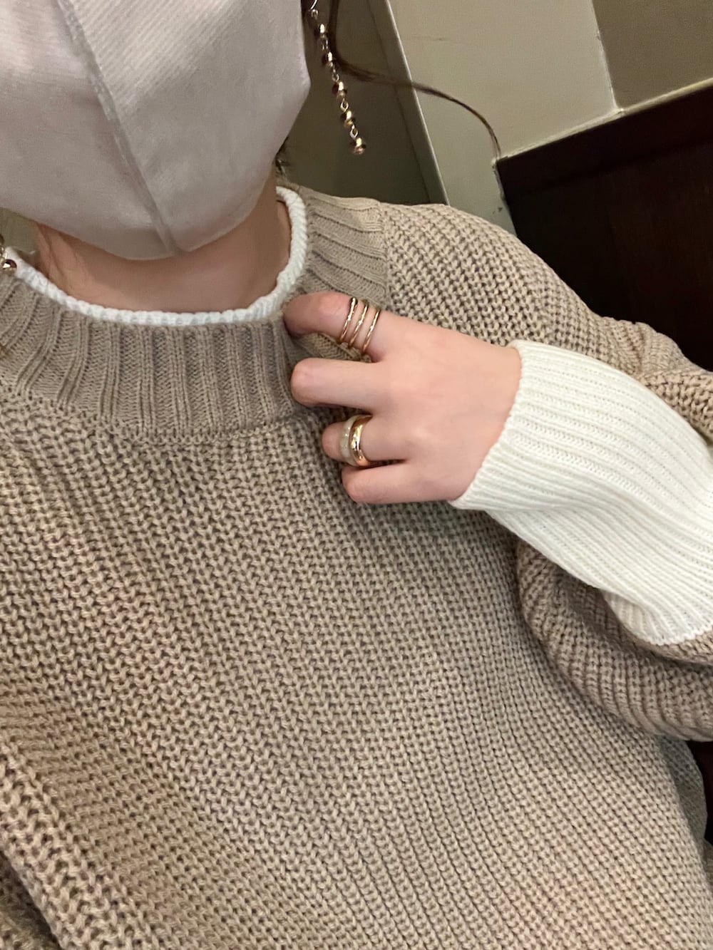 ベージュ系のニット/セーター、ベージュ系のその他パンツ、ベージュ系のブーツを着用したレディースの冬コーディネートの2枚目の写真